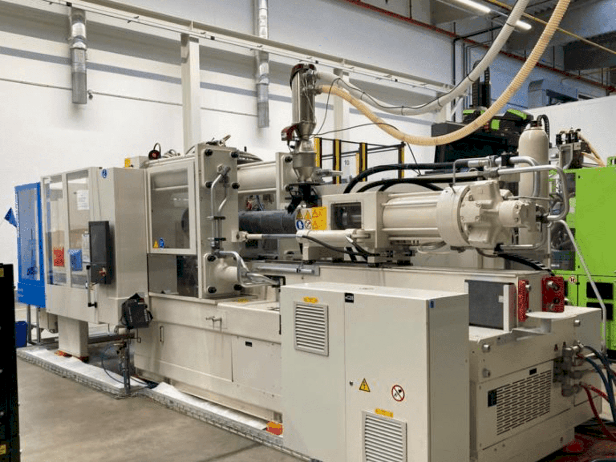 Vooraanzicht van Krauss Maffei 420-2000 CX machine