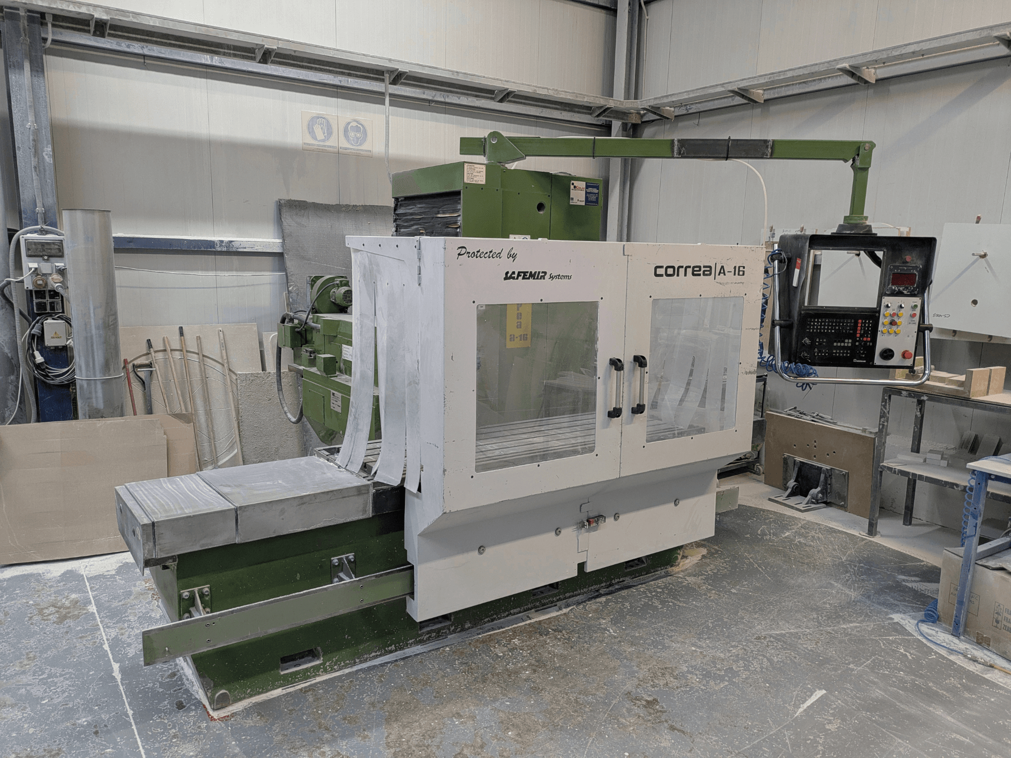 Correa A-16 freesmachine in een werkplaats, vooraanzicht met bedieningspaneel en werkblad, toont industrieel ontwerp en functionaliteit.