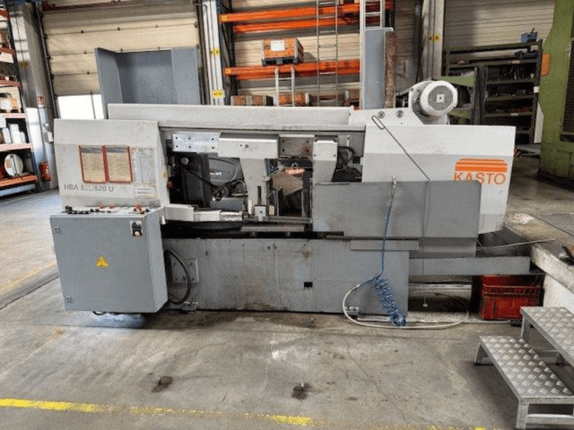 KASTO HBA 520/620 U metaalbandzaag, zijaanzicht, met het bedieningspaneel en zaaggebied in een werkplaats.
