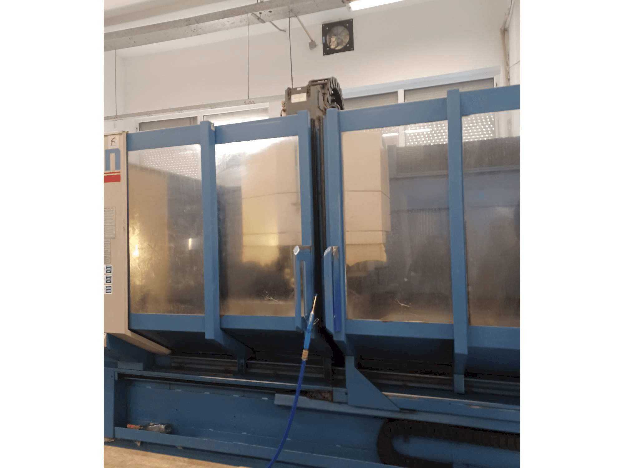 Vooraanzicht van CHIRON FZ 18 L machine