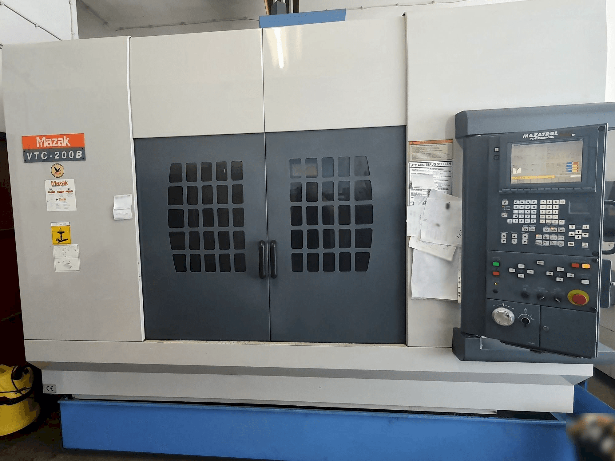 Vooraanzicht van Mazak VTC-200B machine