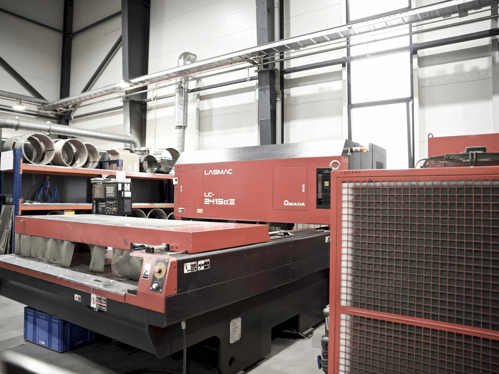 Vooraanzicht van AMADA LC-2415aIII machine