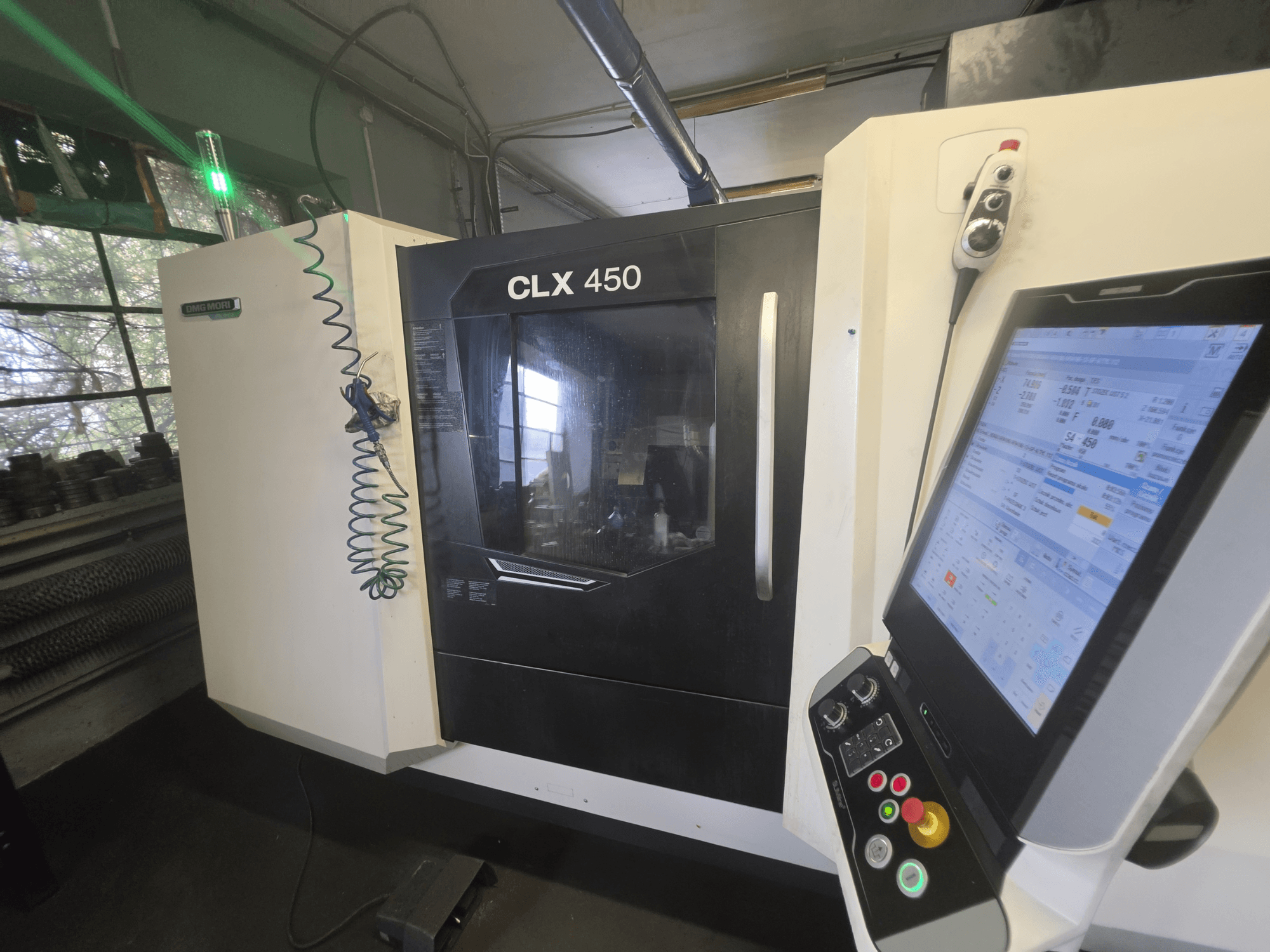 DMG MORI CLX 450 V3 horizontale draaimachine, vooraanzicht met bedieningspaneel en monitor waarop bedrijfsgegevens worden weergegeven.