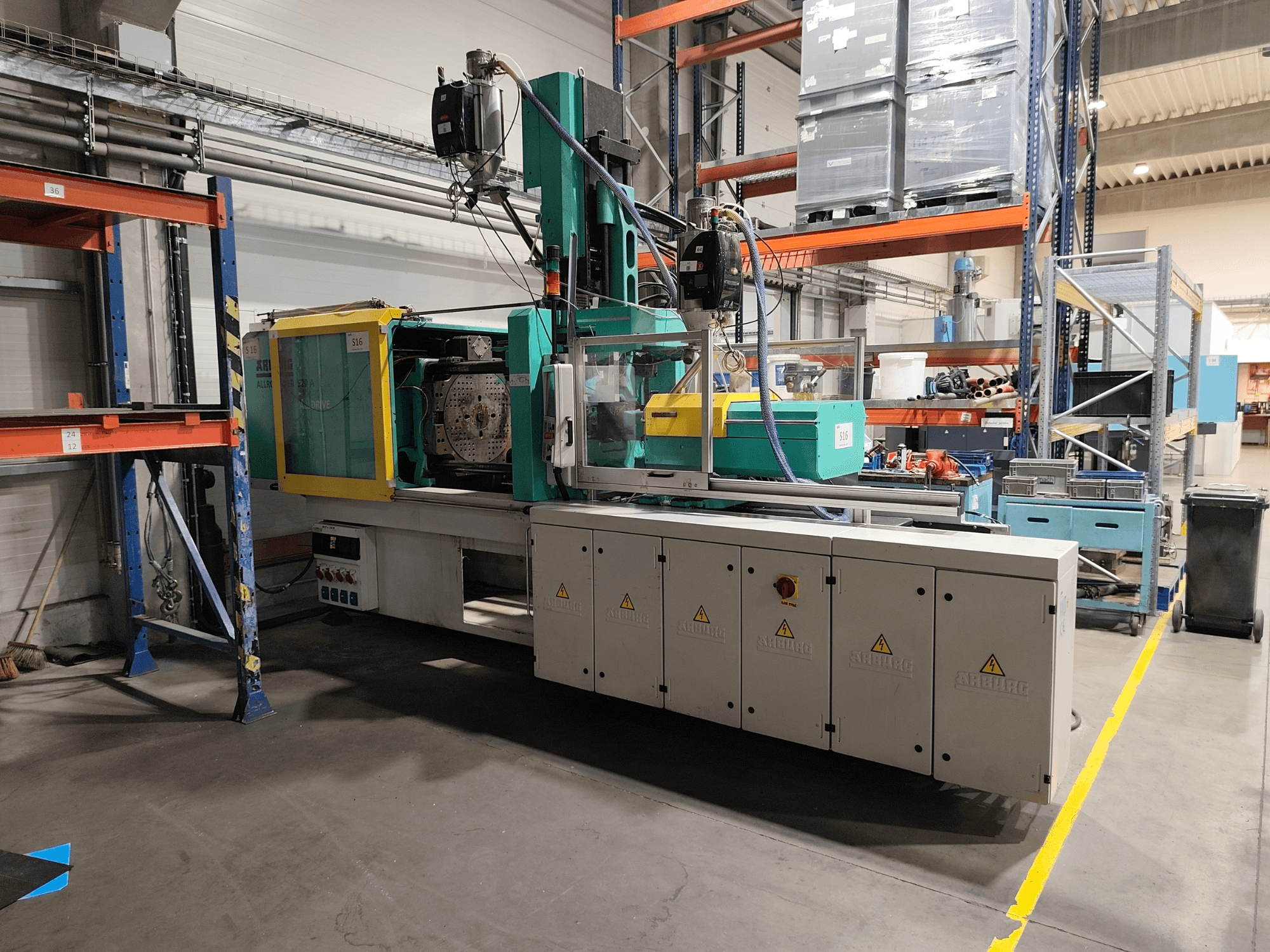 Arburg Allrounder 520 A 1500-70 Alldrive hydraulische spuitgietmachine, zijaanzicht in een fabrieksomgeving.