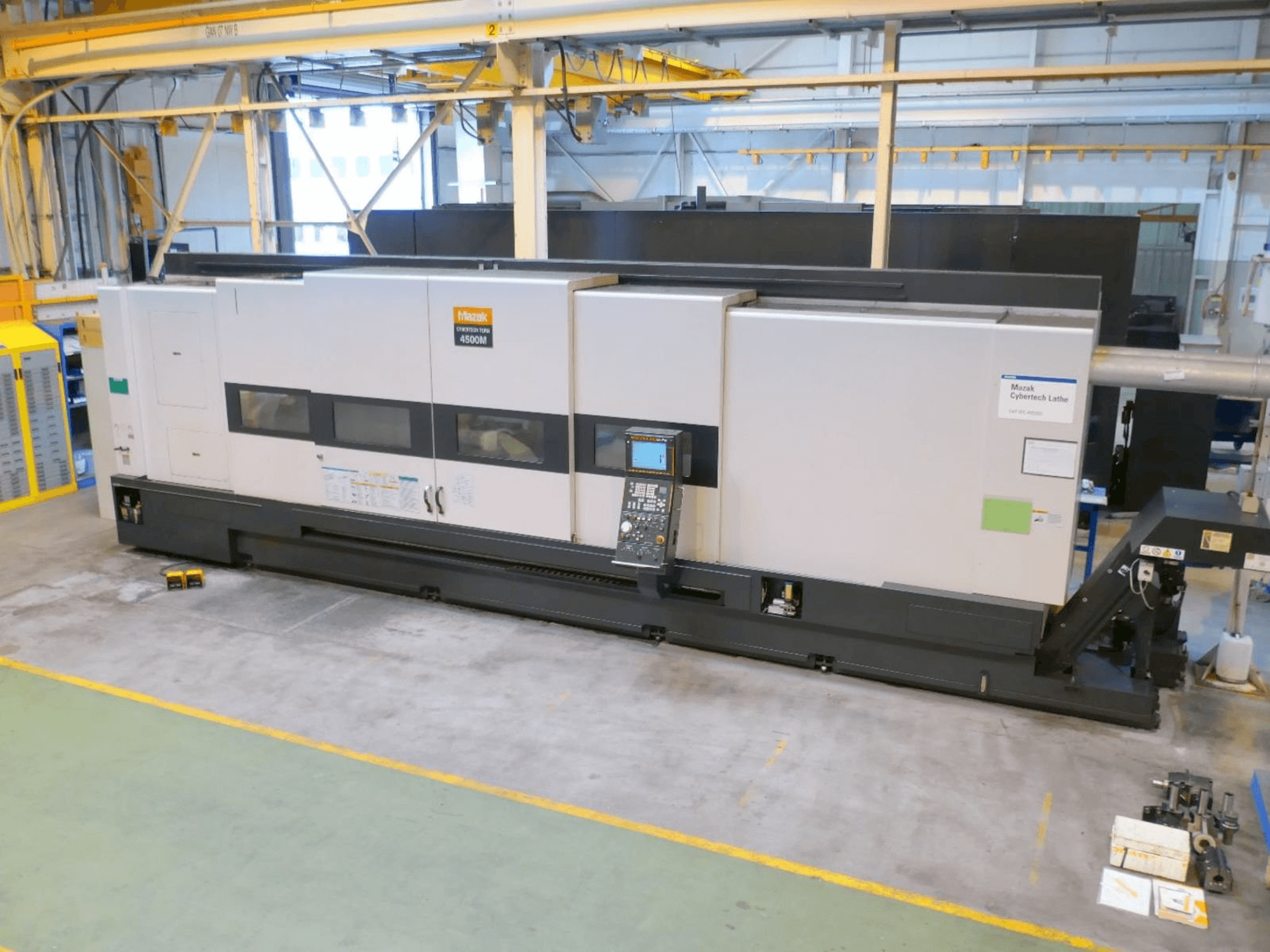 Vooraanzicht van Mazak CYBERTECH TURN 4500M machine