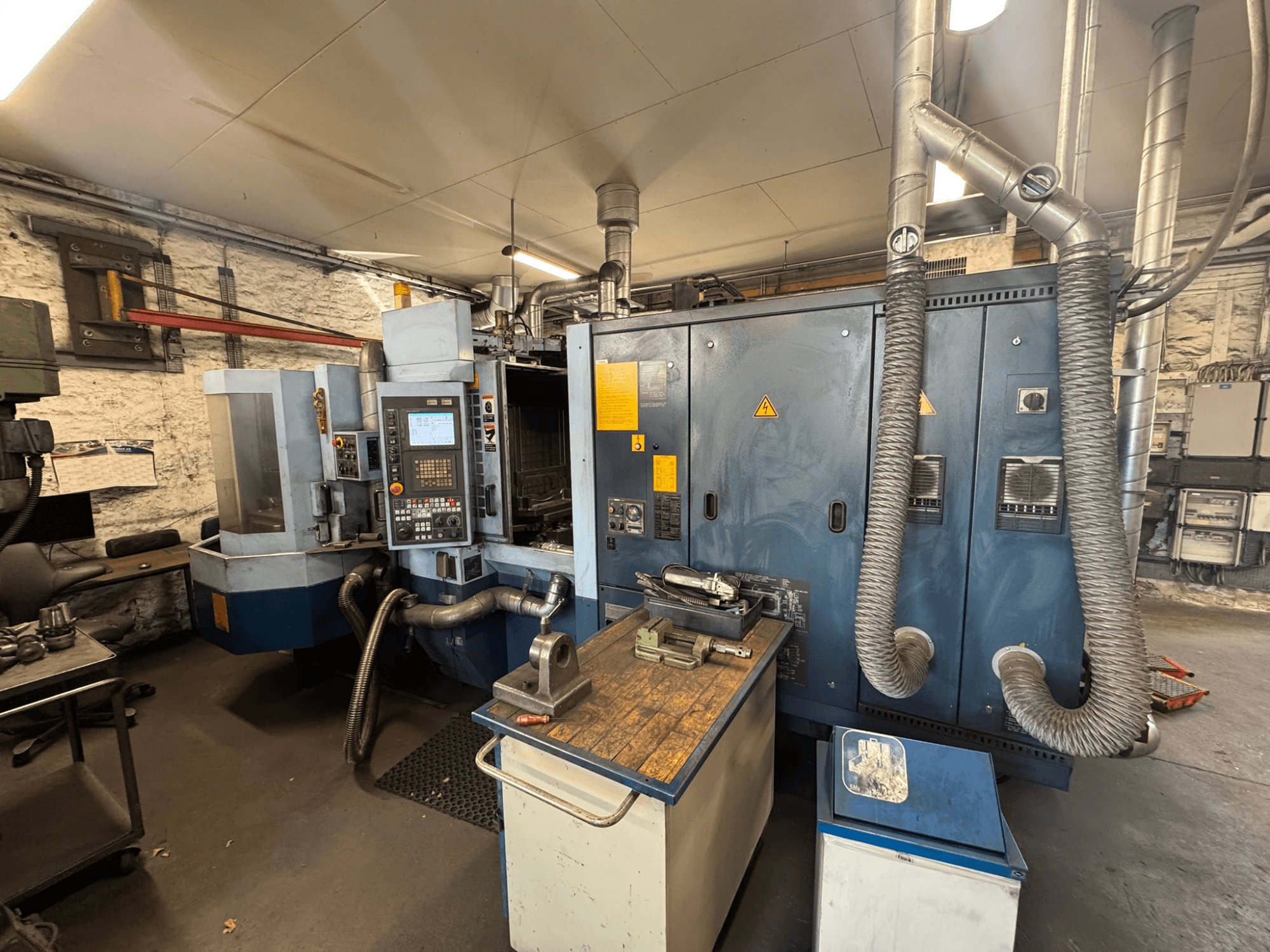 Matsuura H.PLUS-300 horizontaal bewerkingscentrum in een werkplaats, vooraanzicht, met weergave van het bedieningspaneel en de werktafel.