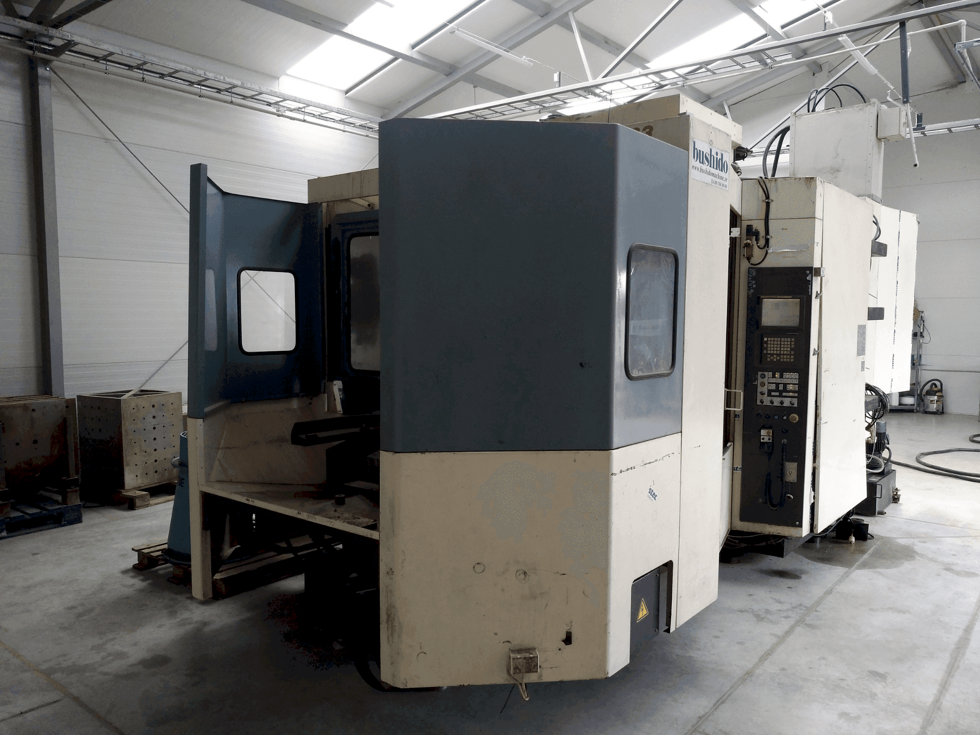 Vooraanzicht van Niigata SPN63 machine