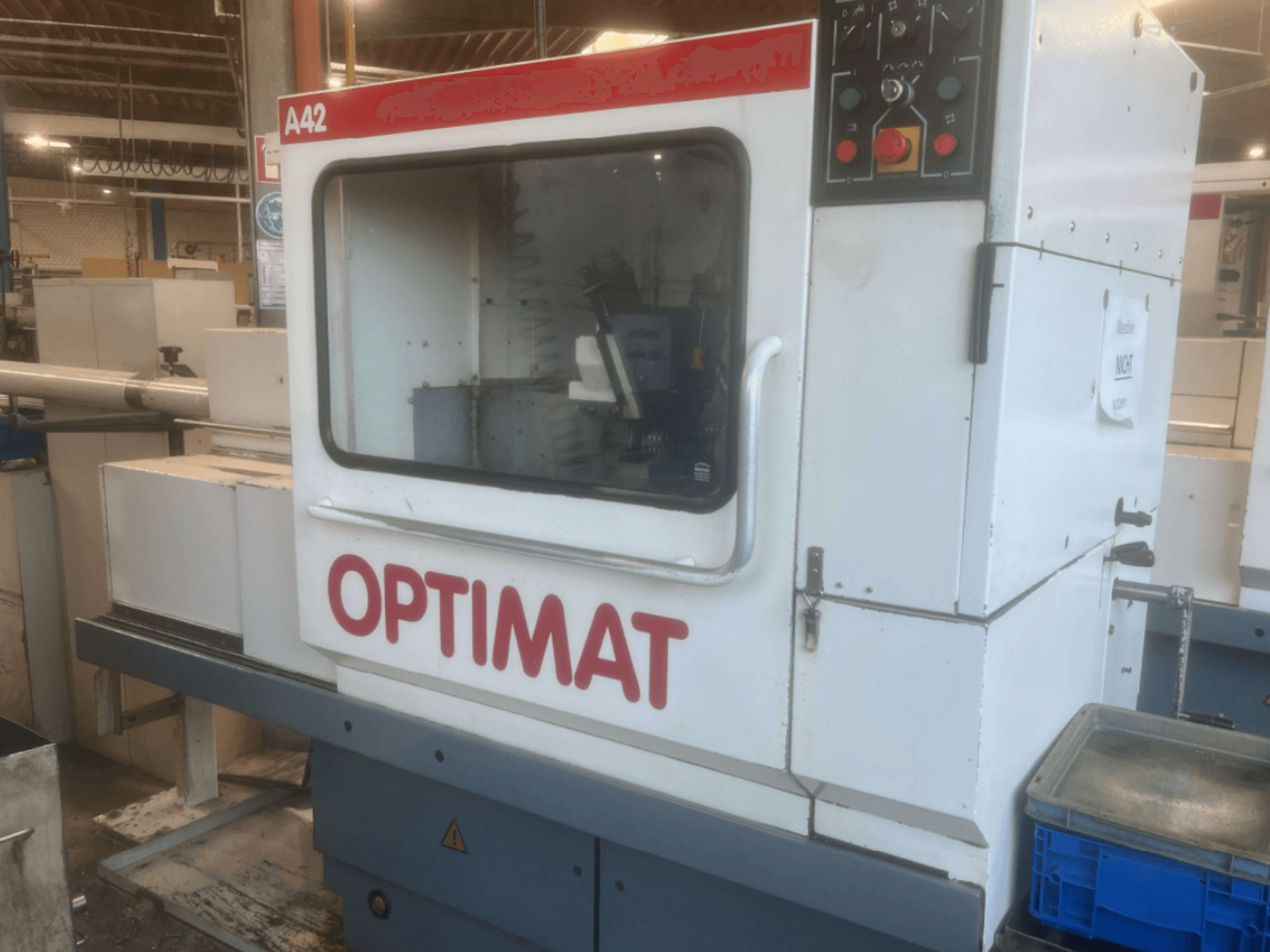 KOVOSVIT MAS Optimat A42 horizontale draaimachine, vooraanzicht, met het bedieningspaneel en het venster voor zicht op de bediening.
