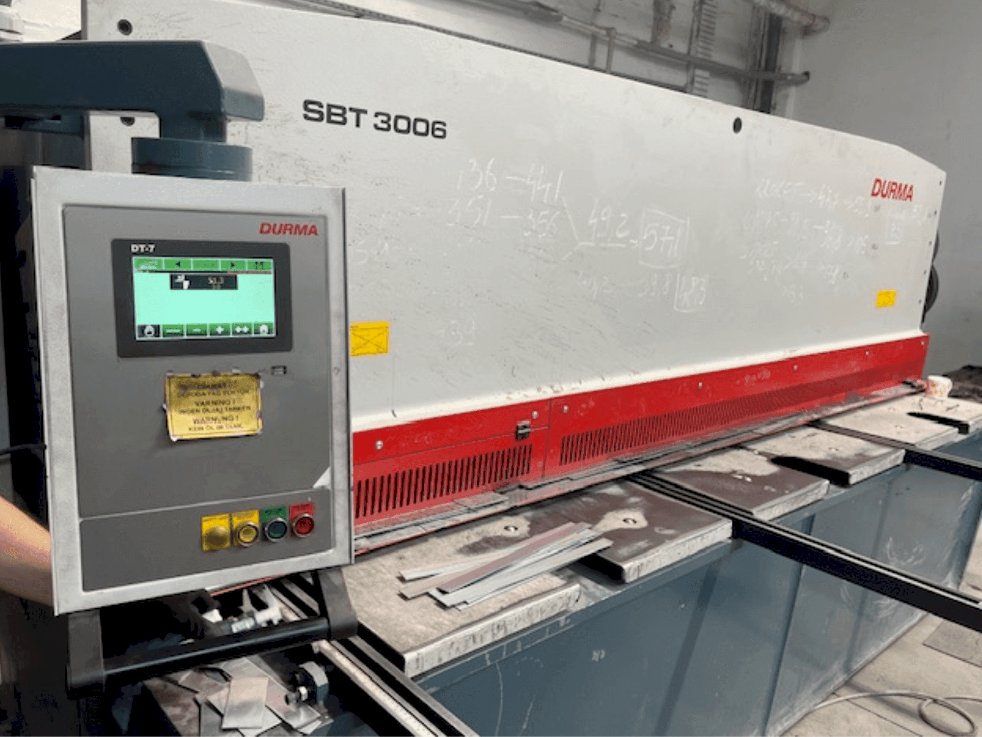Vooraanzicht van Durma SBT 3006 machine