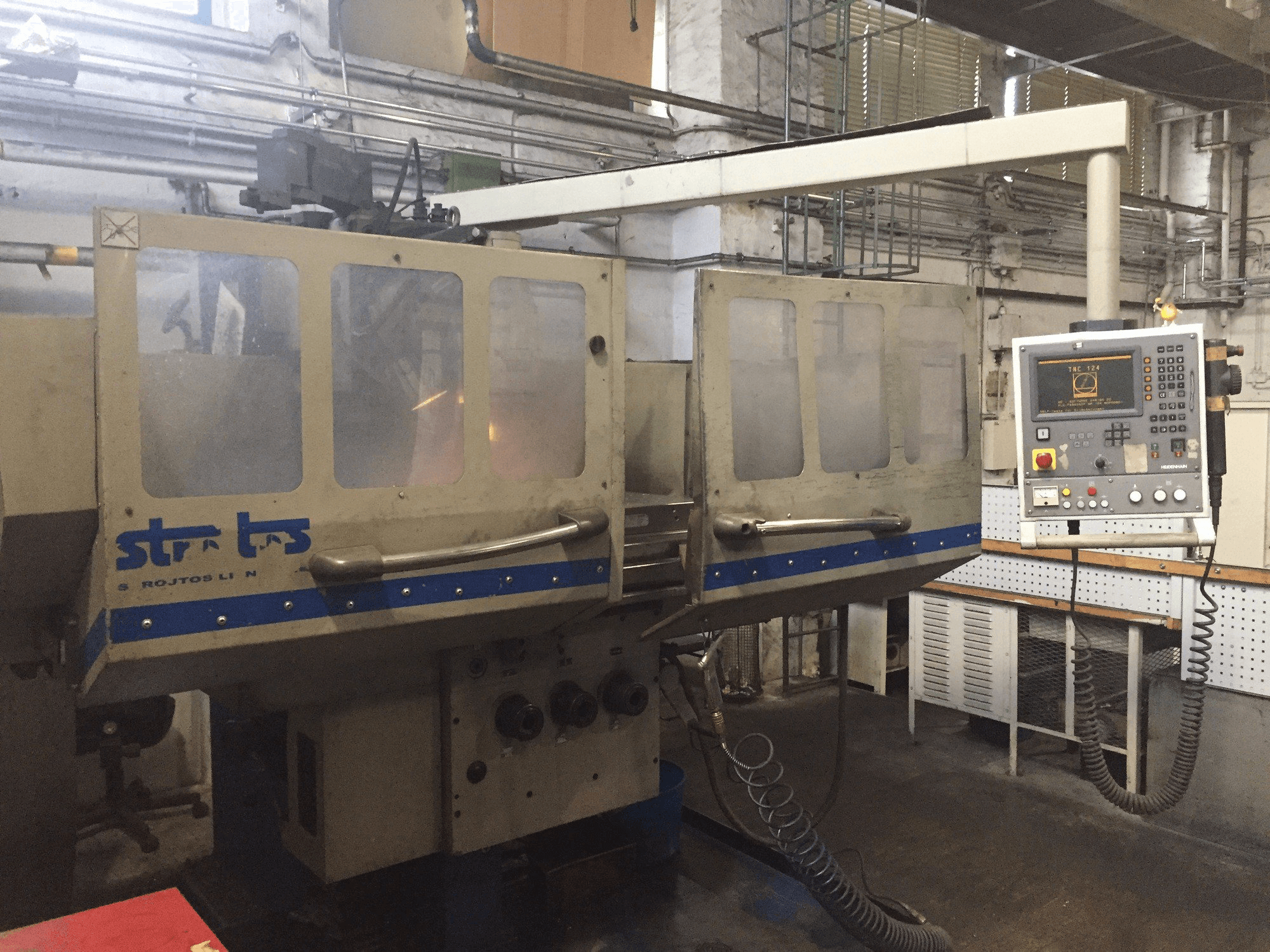 Vooraanzicht van Strojtos FGS 63 NCP machine