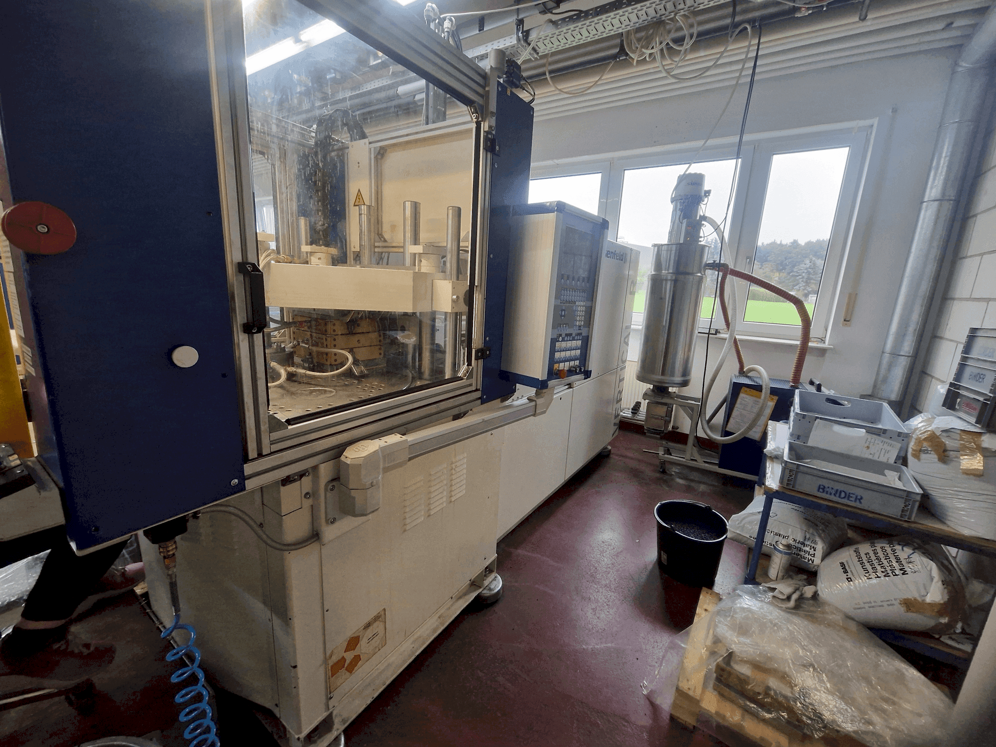 Vooraanzicht van Battenfeld Vertical R60 125H (2002) machine