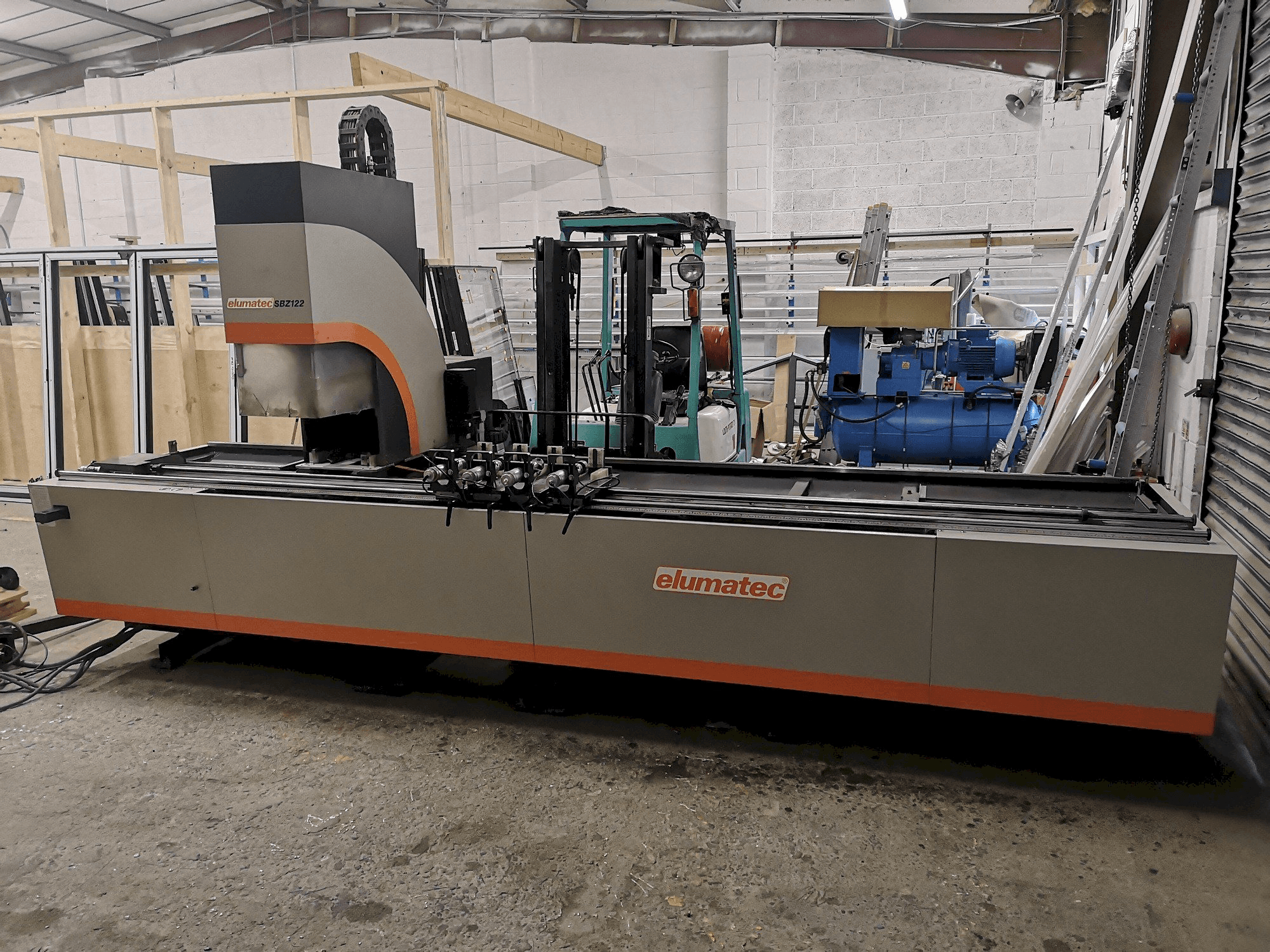 Vooraanzicht van Elumatec SBZ 122/20 machine