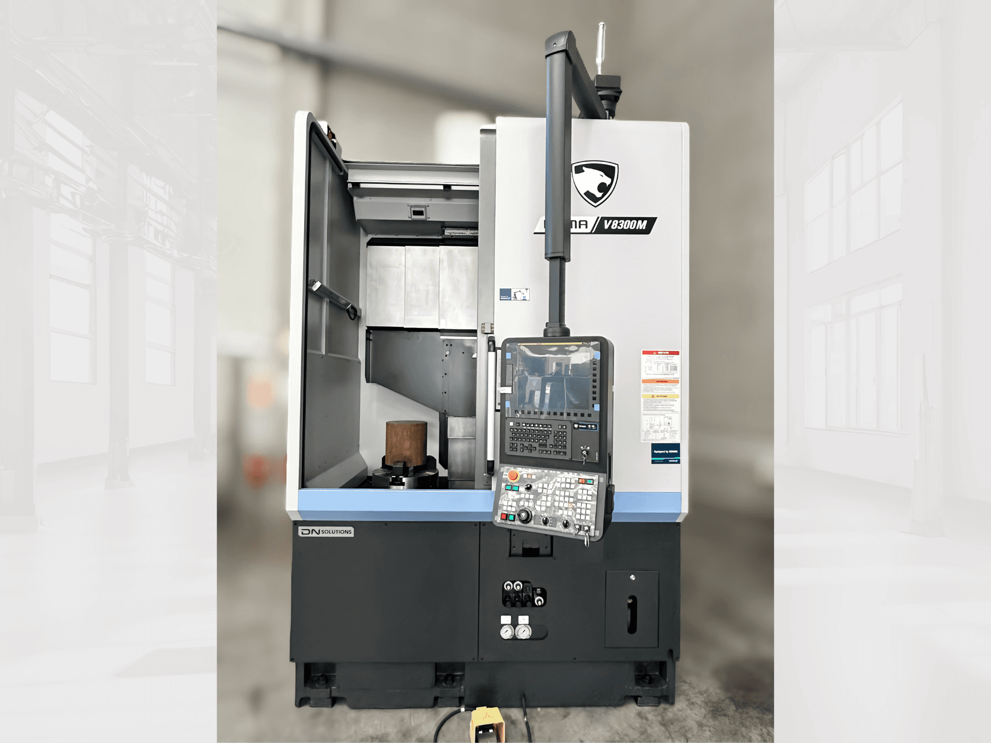 Puma V8300MR verticale draaimachine in vooraanzicht, met een bedieningspaneel en een open deur die het interieur laat zien.