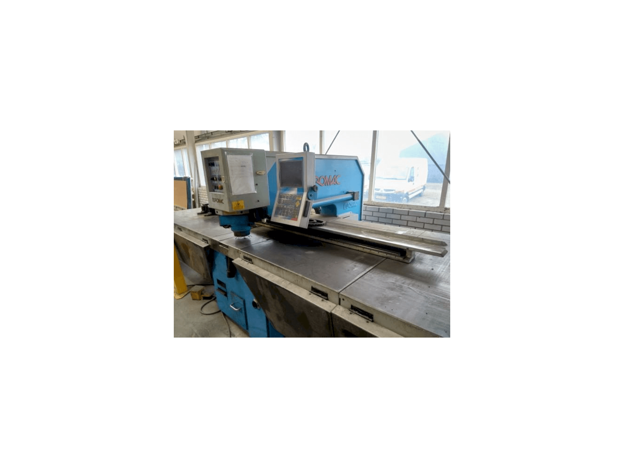 Vooraanzicht van Euromac CX 1000/30 machine