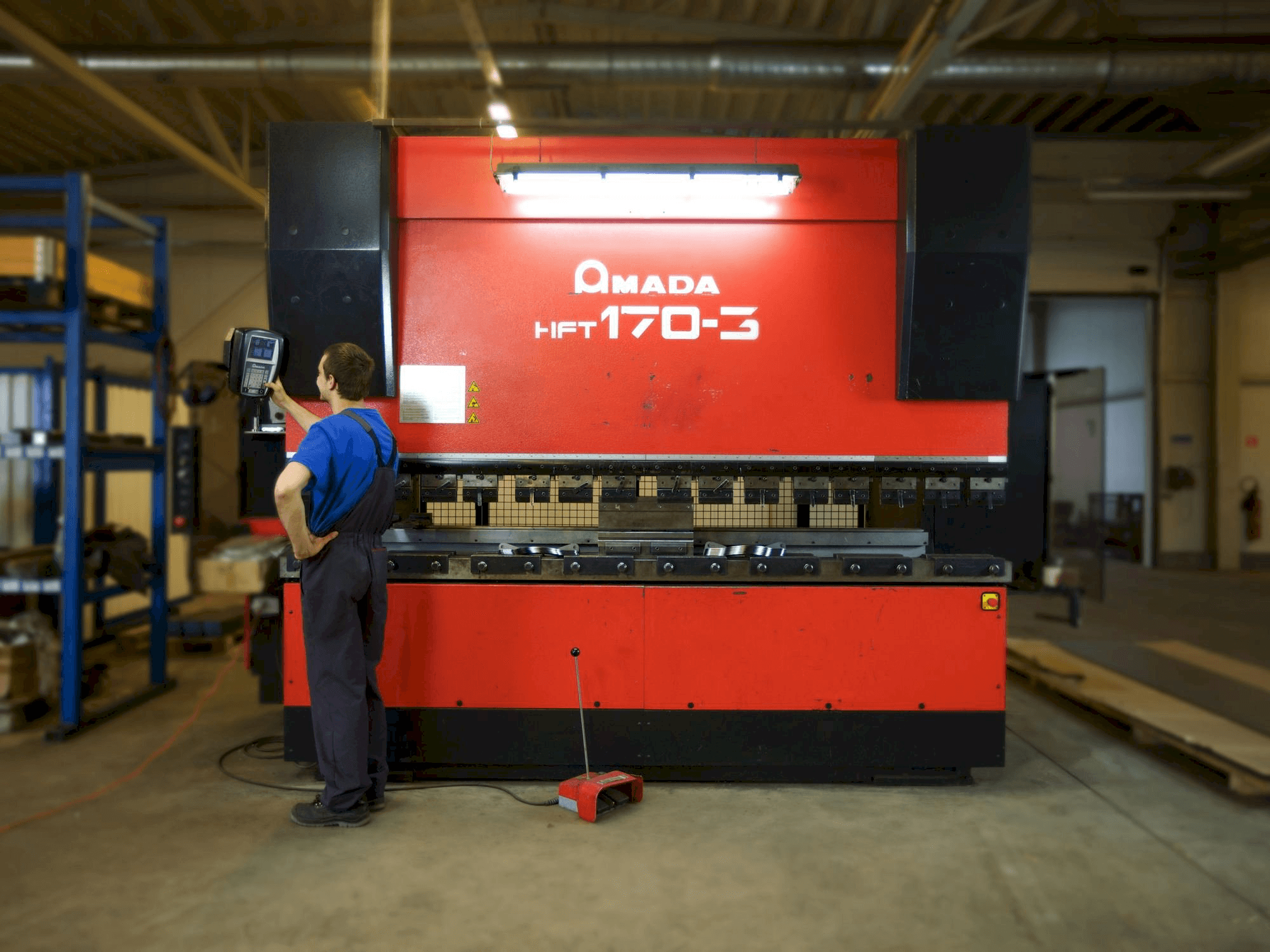Vooraanzicht van AMADA HFT 170-3 machine