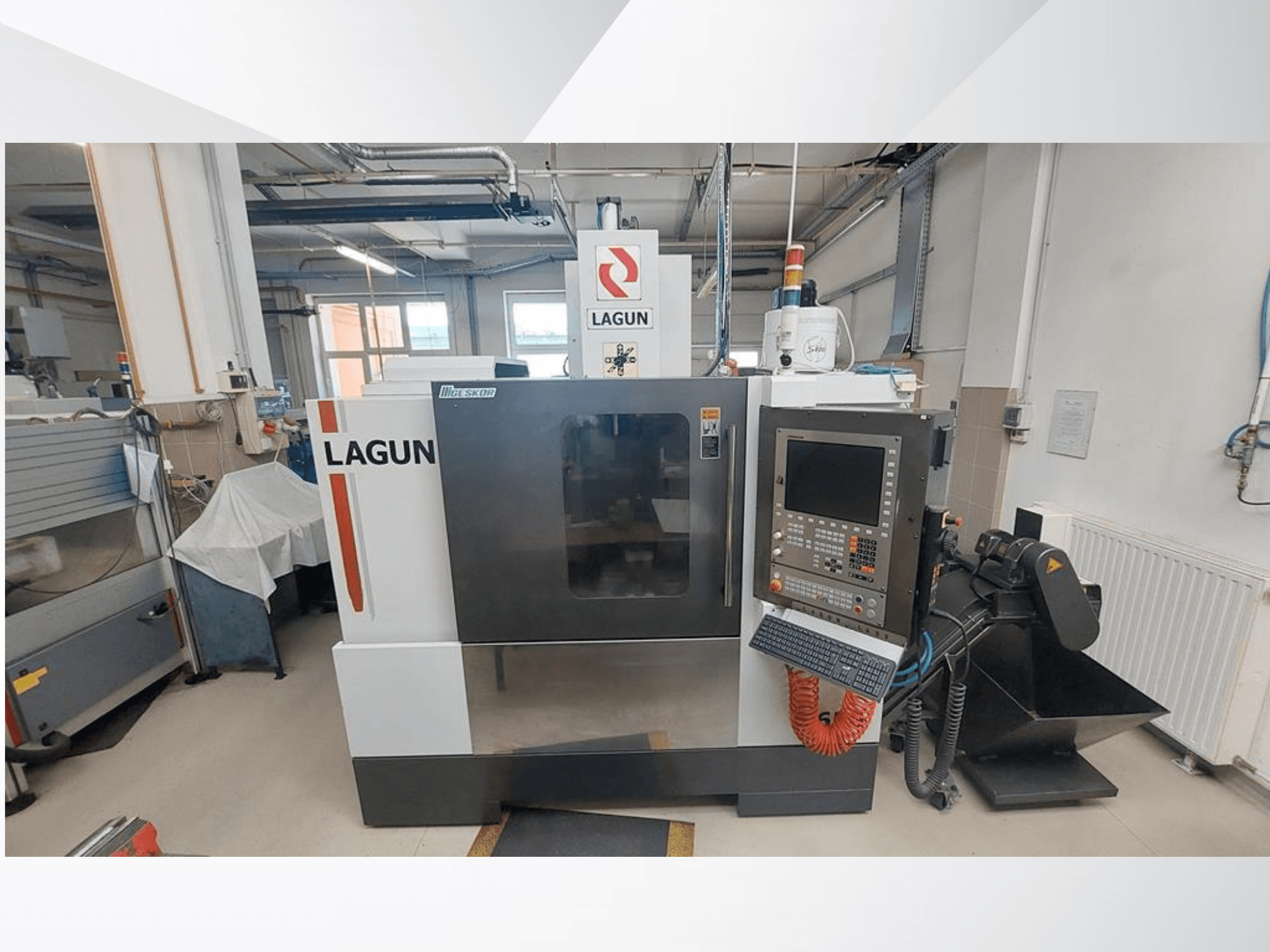 Verticaal bewerkingscentrum LAGUN L650 in vooraanzicht, met het bedieningspaneel, het grote werkgebied en het stofafzuigsysteem.