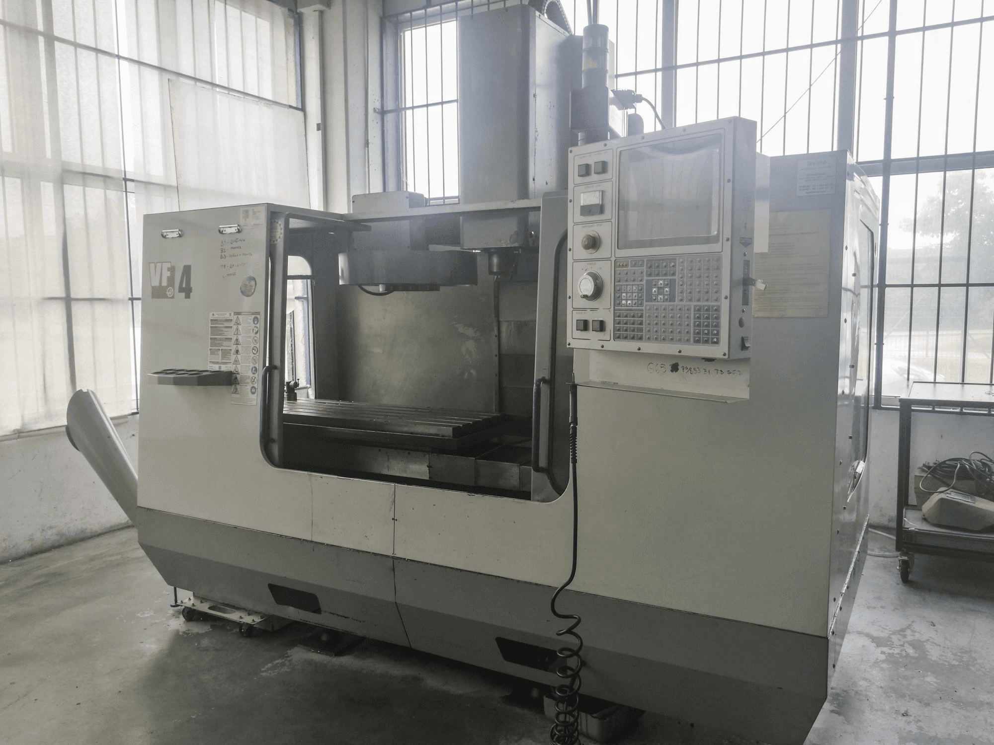 Vooraanzicht van HAAS VF-4 machine