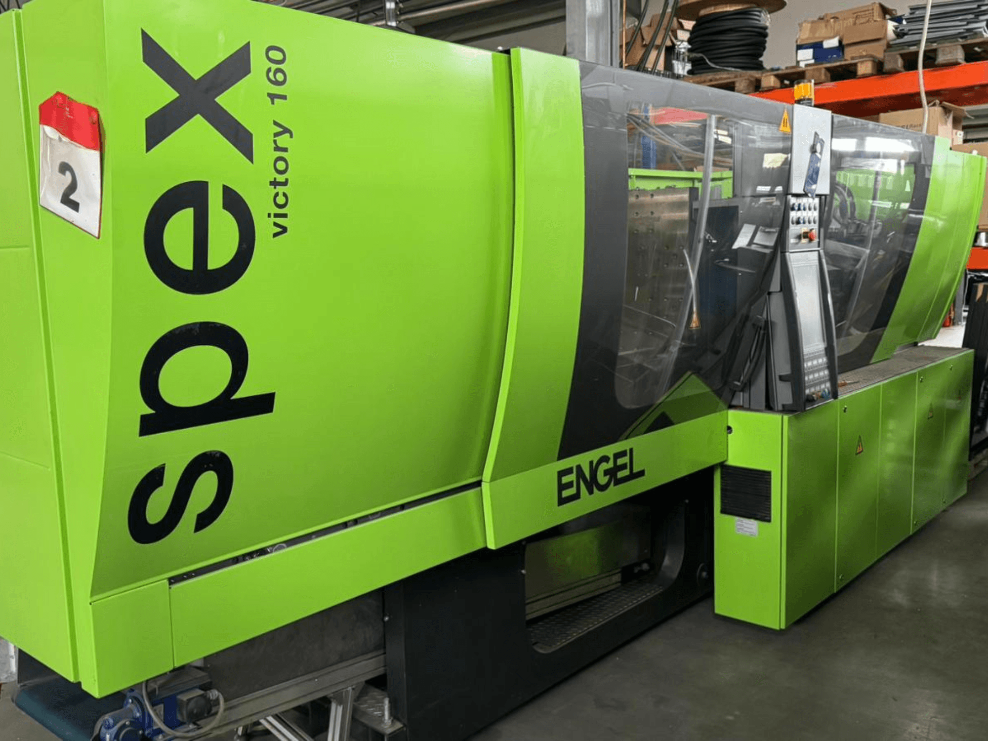 Groene Engel Victory 160 machine, vooraanzicht, met bedieningspaneel en veiligheidswaarschuwingen zichtbaar, een show van industrieel ontwerp.