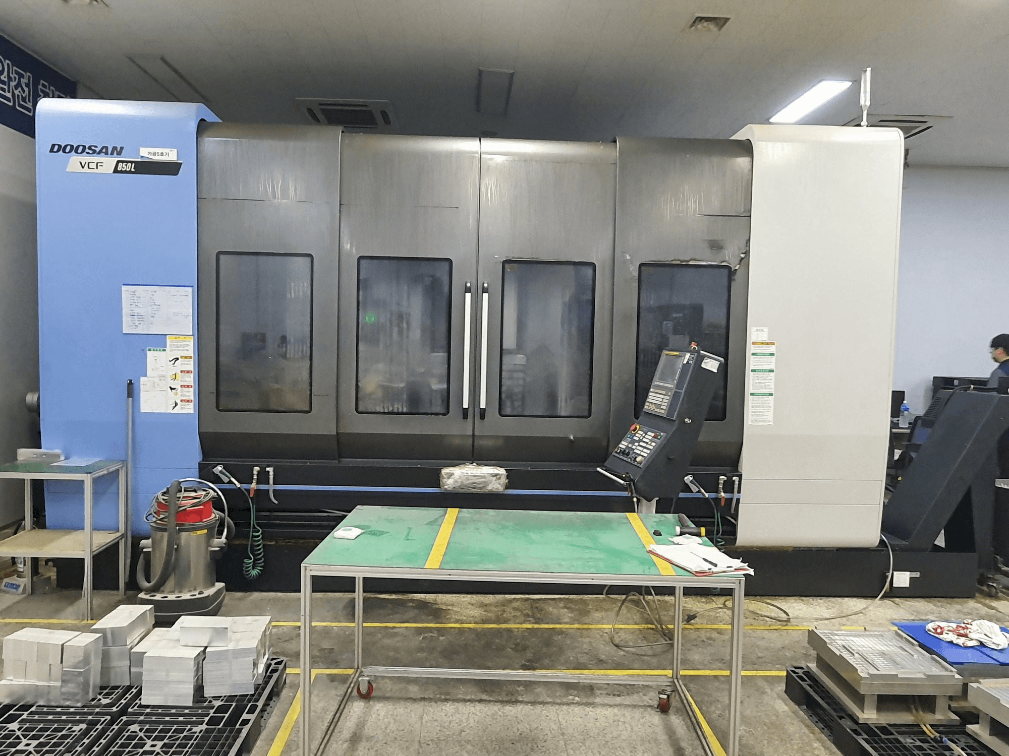 Vooraanzicht van Doosan VCF850L machine