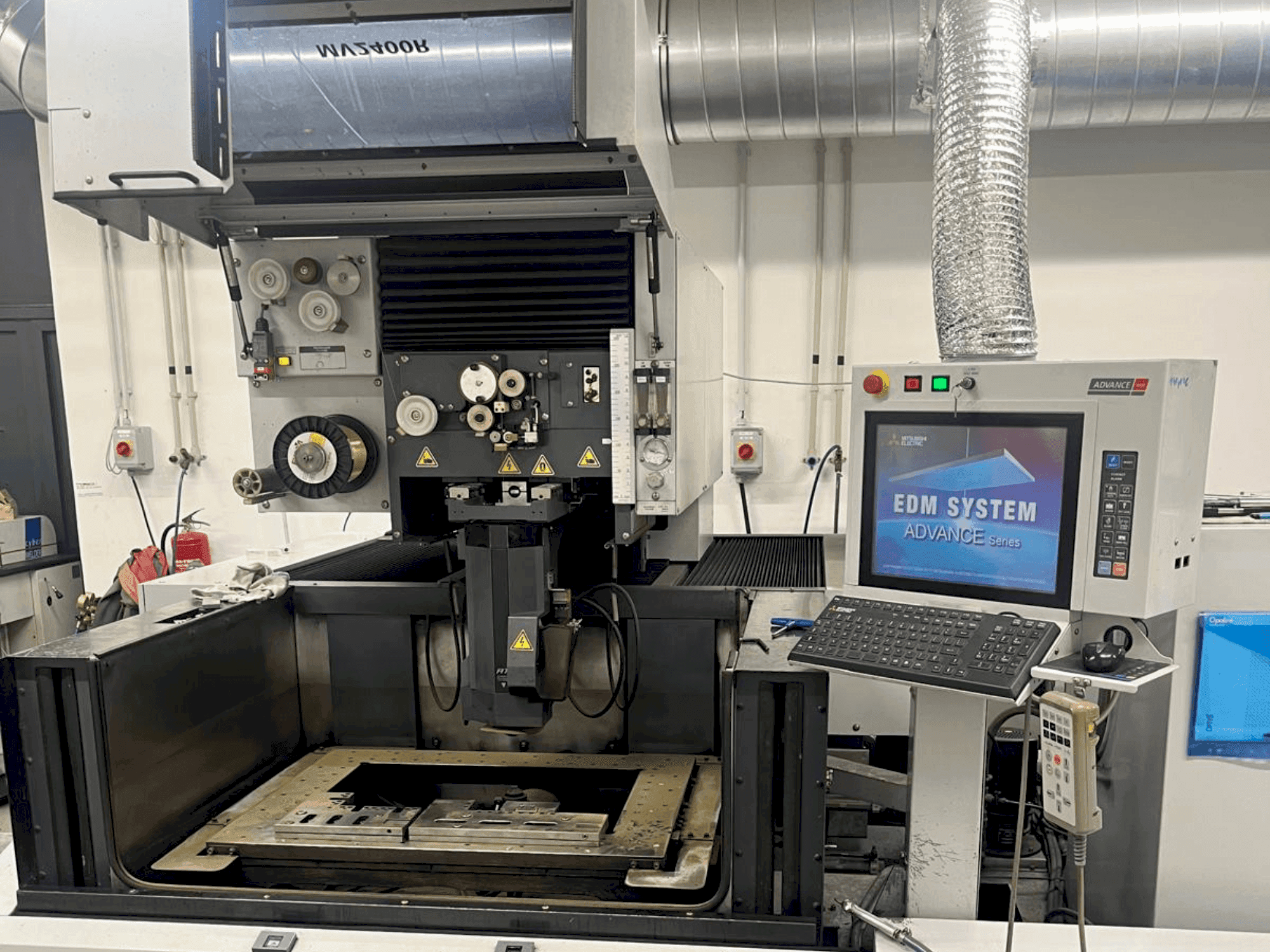 Vooraanzicht van Mitsubishi MV2400 R machine