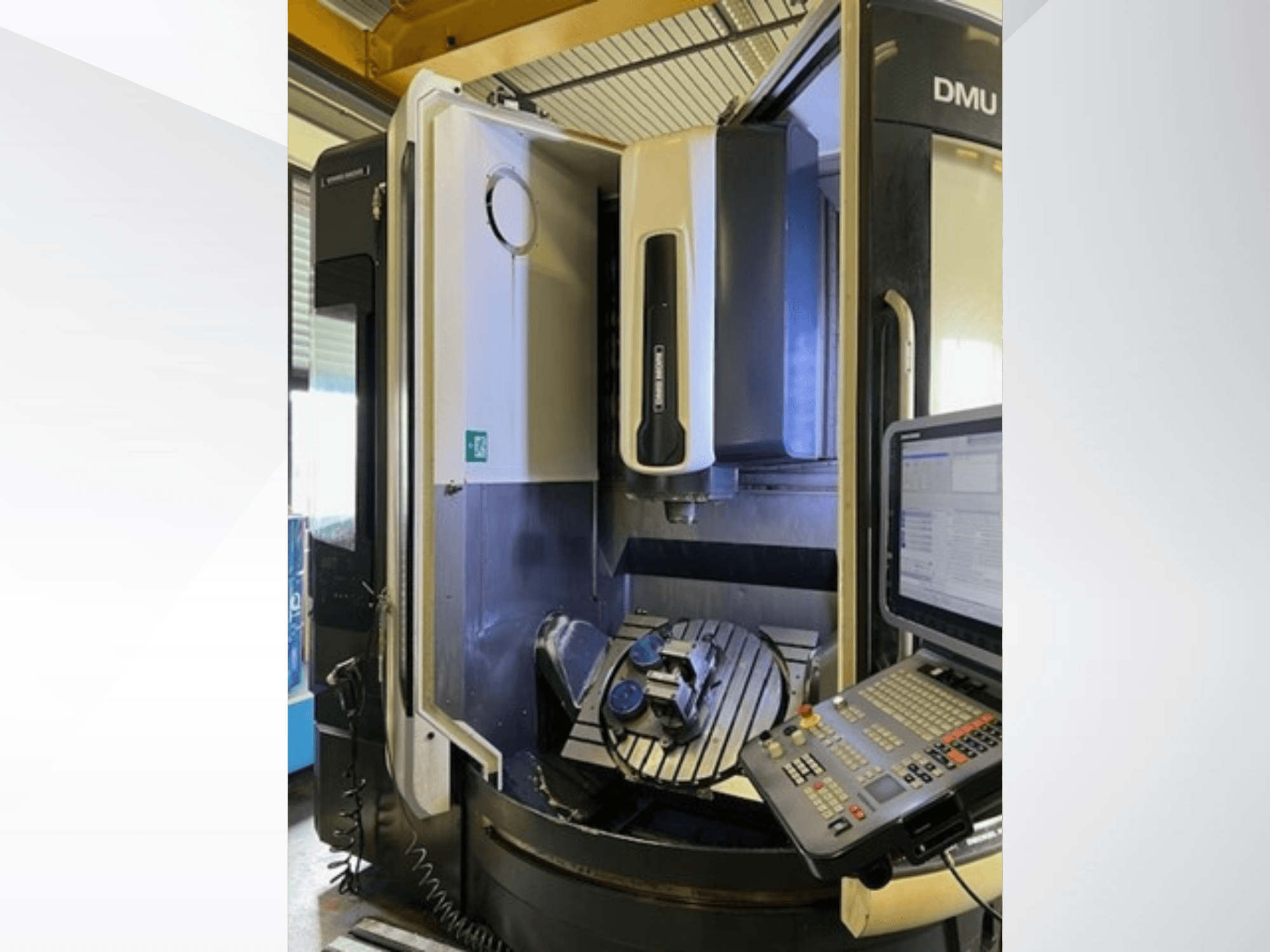 DMG MORI DMU 75 monoblok universeel bewerkingscentrum, vooraanzicht, met het bedieningspaneel en het werkstuk op de tafel.