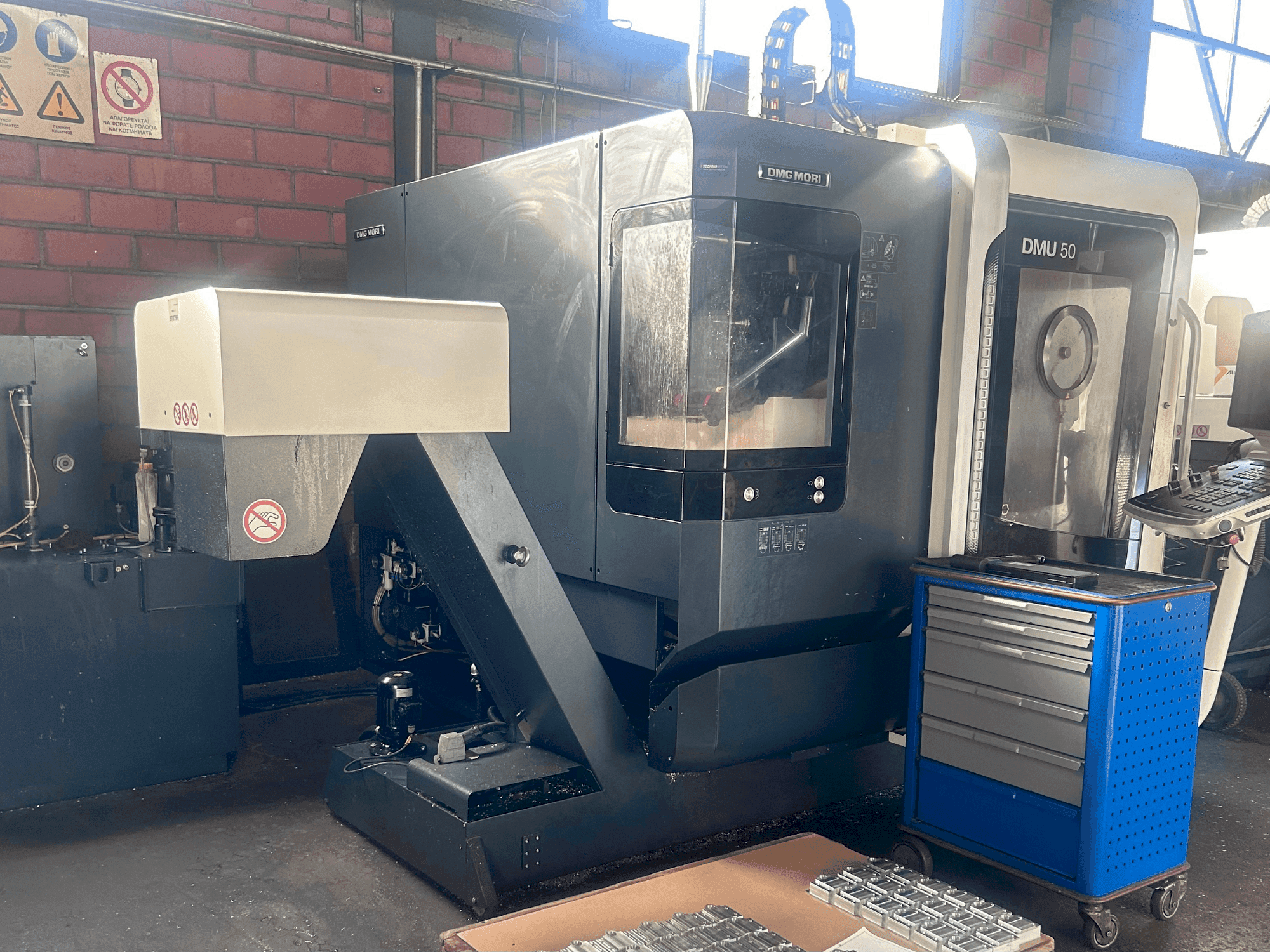 Vooraanzicht van DMG MORI DMU 50 machine