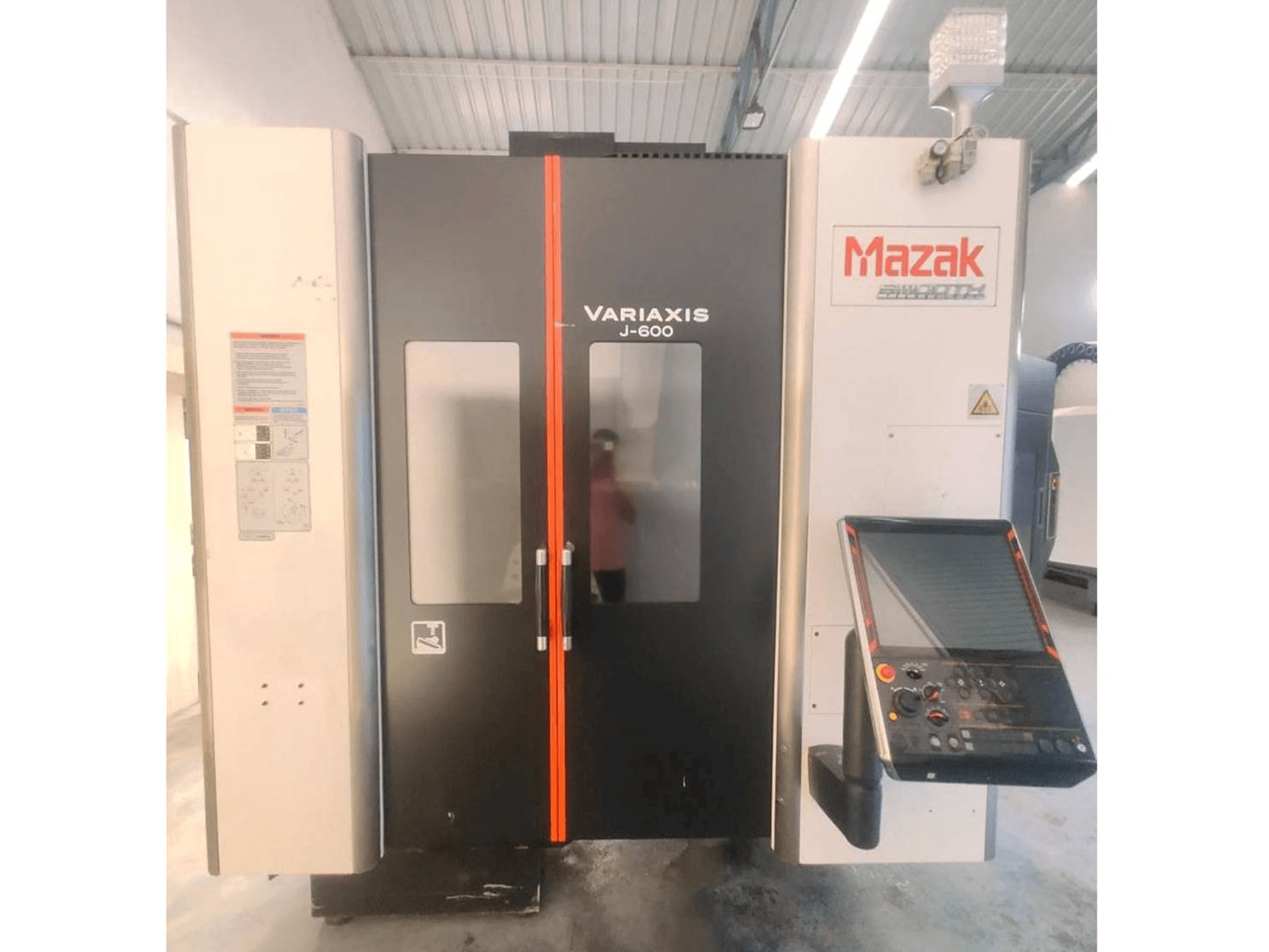 Vooraanzicht van Mazak Variaxis J-600 machine