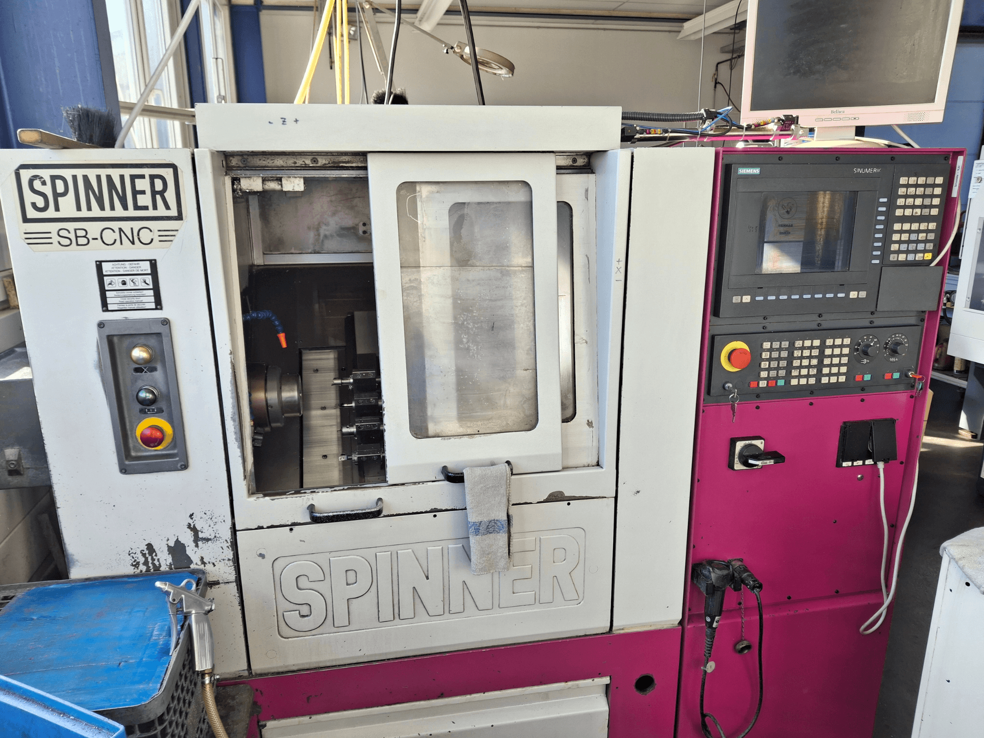 Horizontale draaimachine SPINNER SB-CNC, vooraanzicht met bedieningspaneel, gereedschapshouder en werkingsindicatoren.