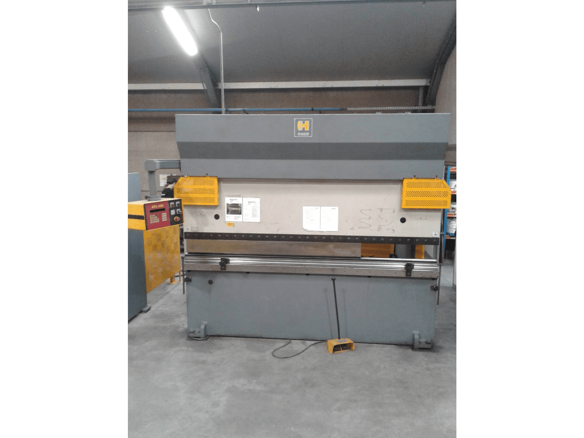 Vooraanzicht van HACO PPV 30220 machine
