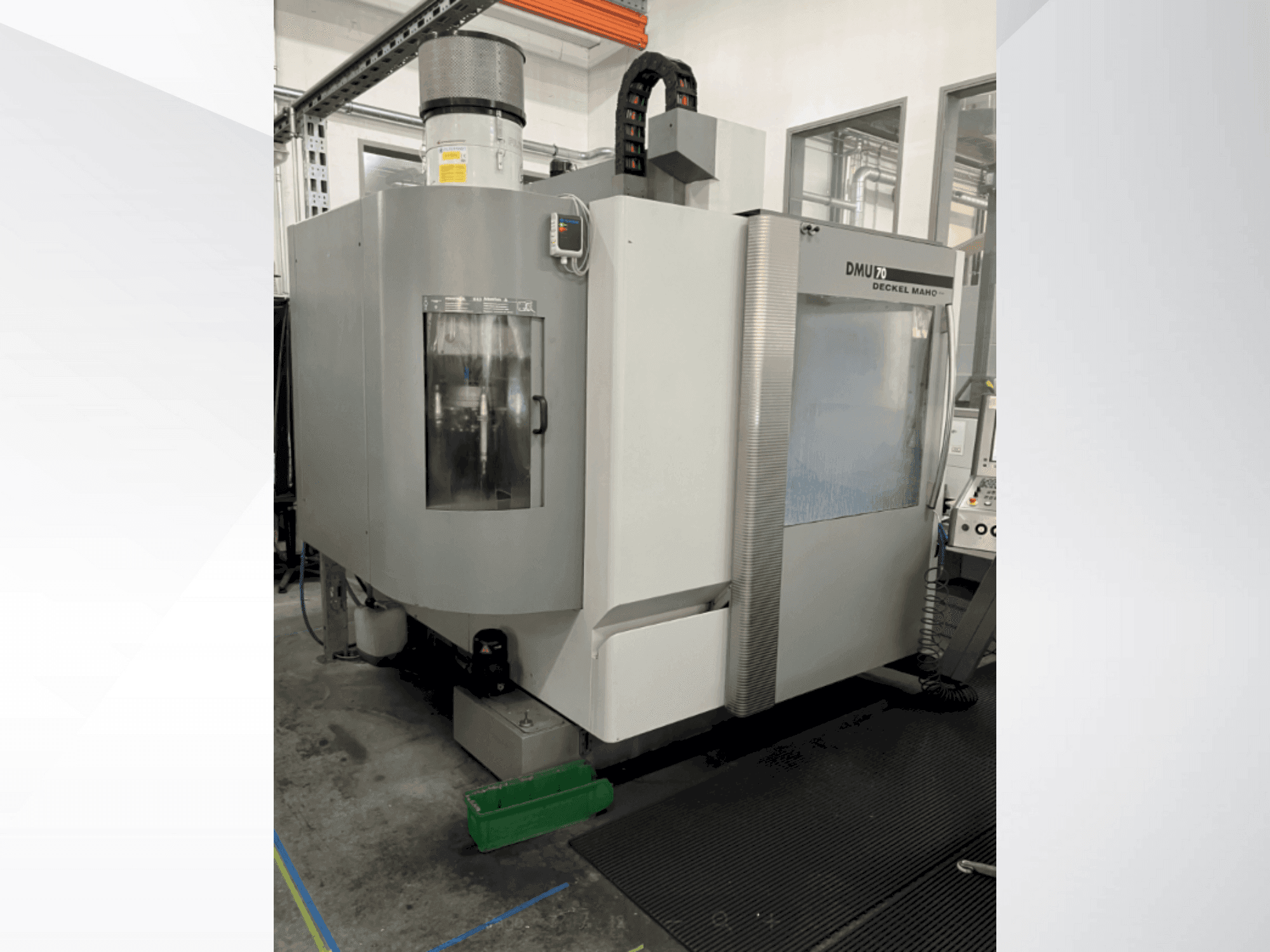 Vooraanzicht van DMG DECKEL MAHO DMU 70 machine