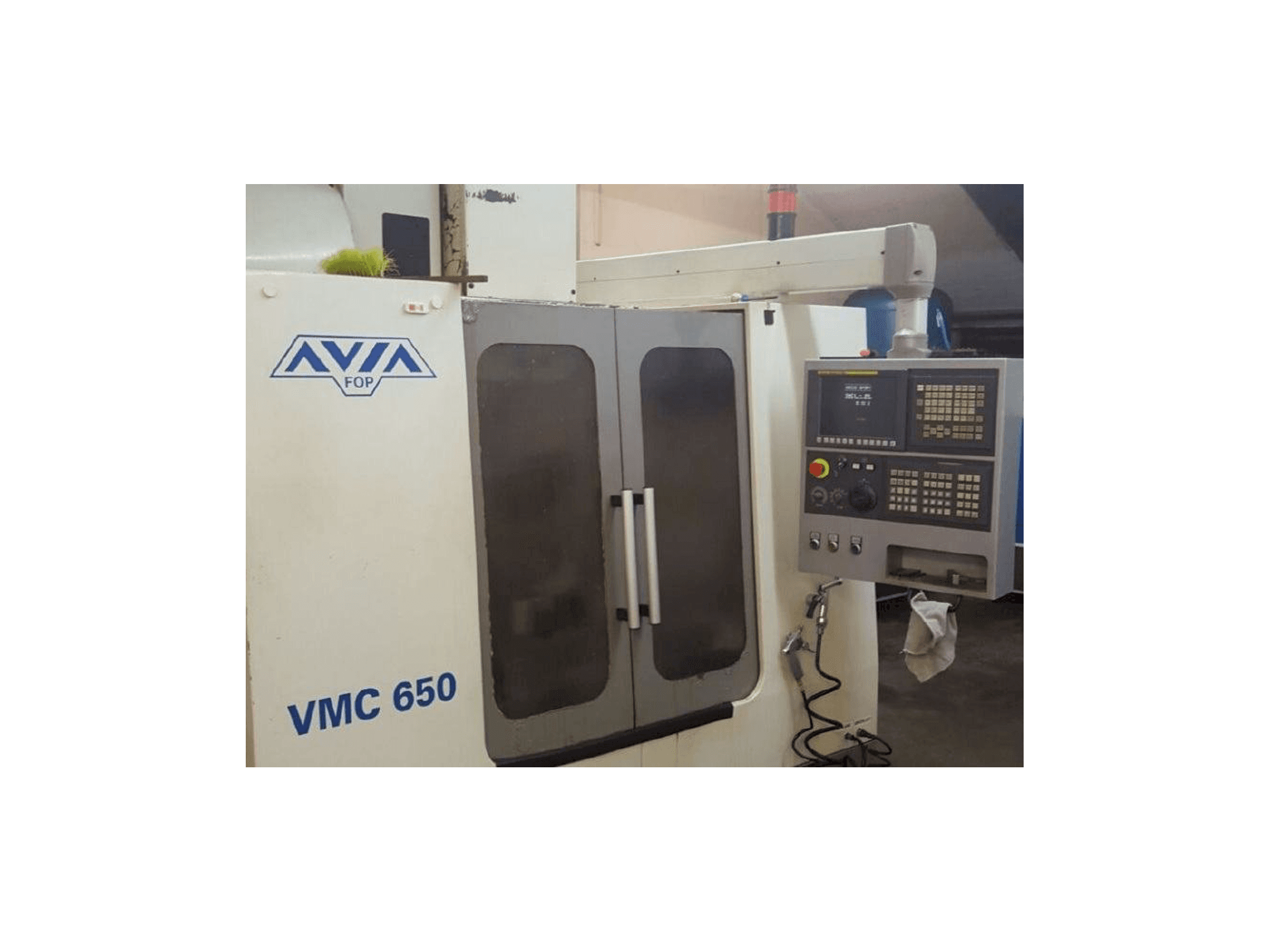 Vooraanzicht van Avia VMC 650 machine