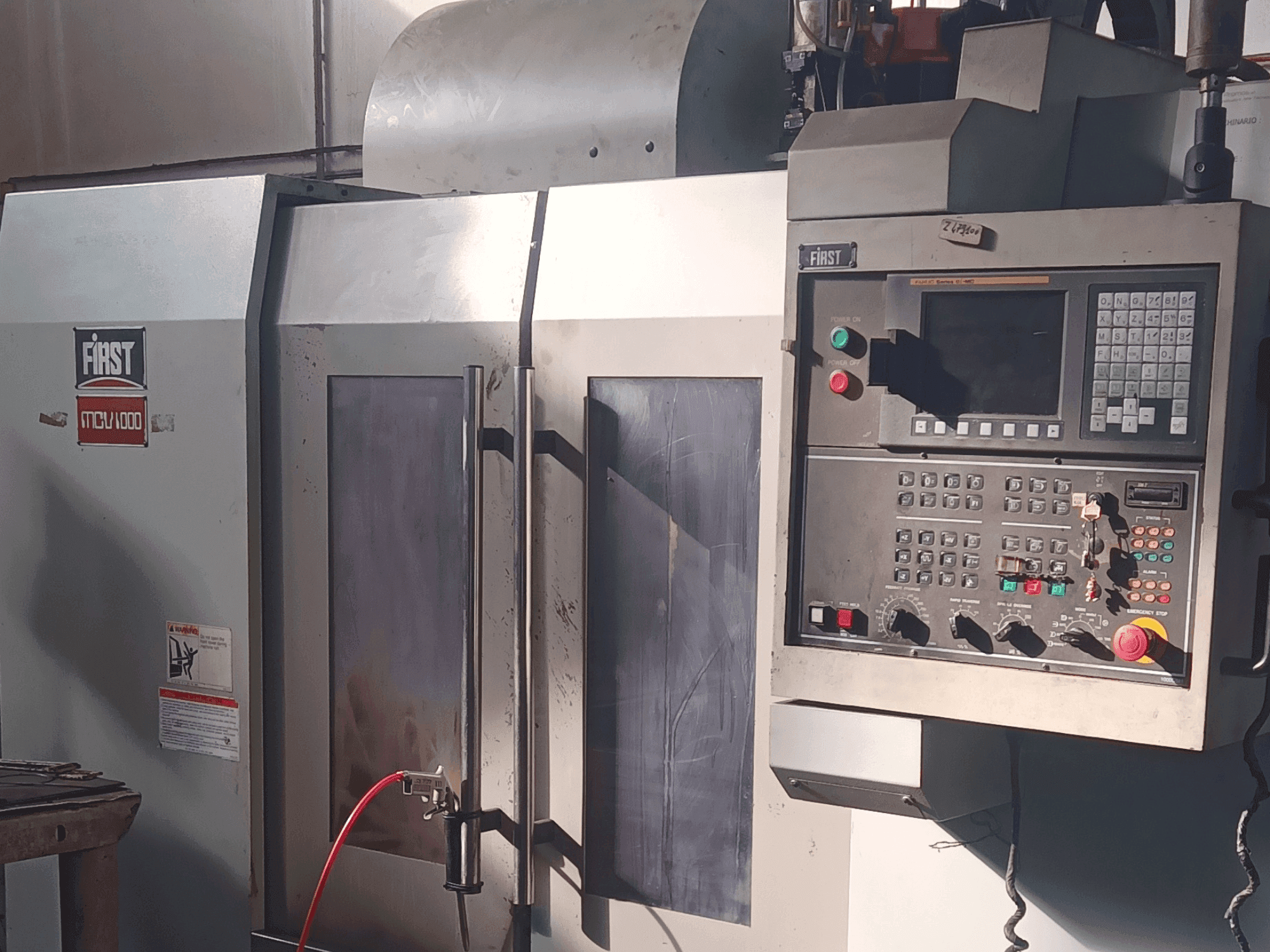 Vooraanzicht van FIRST MCV-100 machine