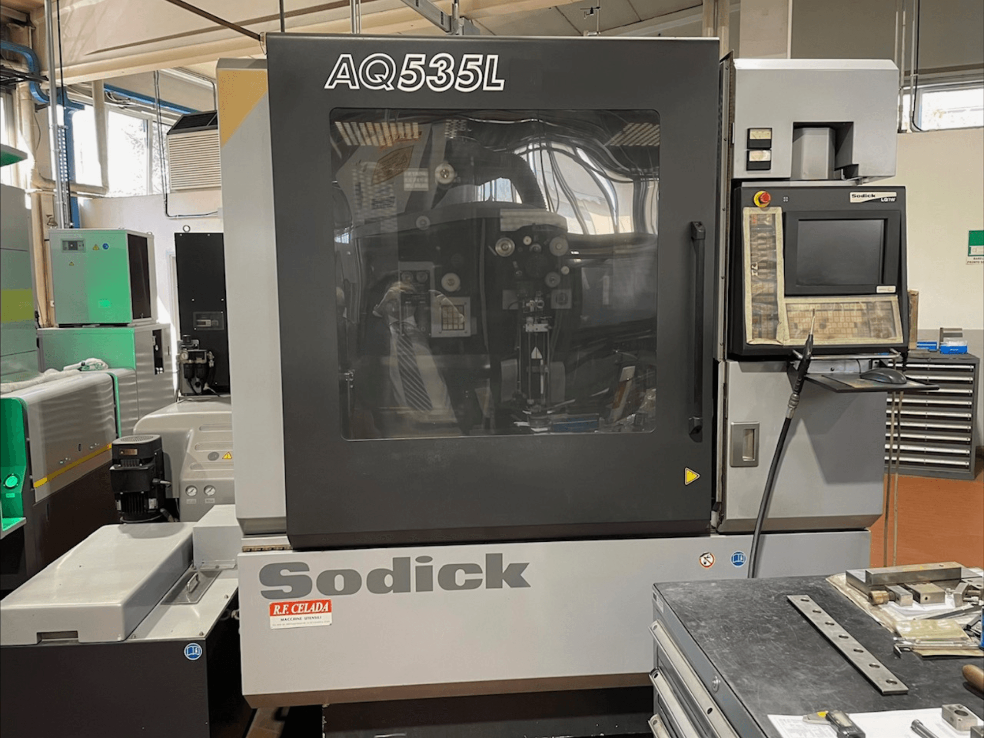 Sodick AQ535L draadvonkmachine vooraanzicht, met bedieningspaneel en transparante beschermkap.