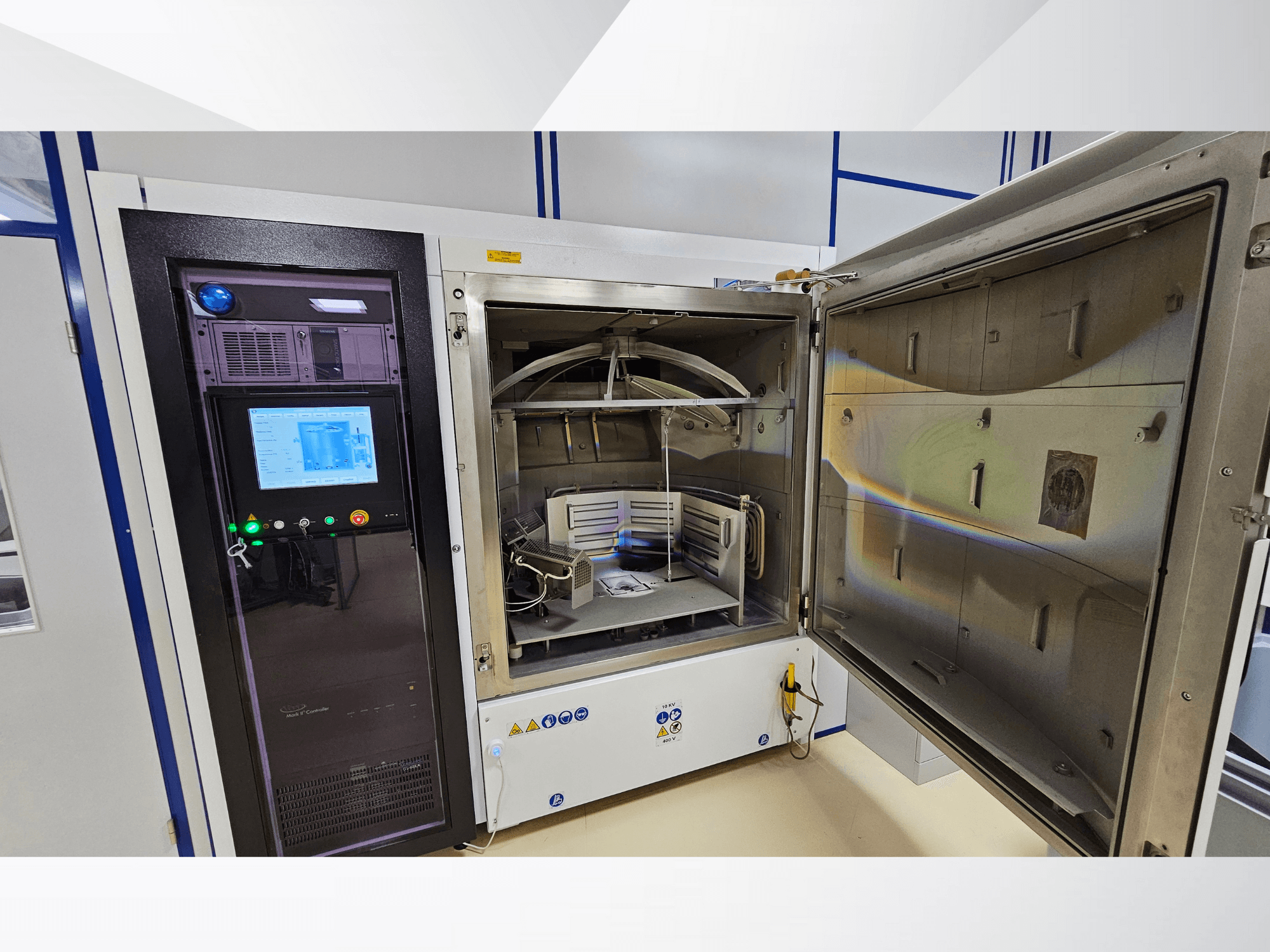 Bedieningspaneel van een testkamer van onbekend merk, vooraanzicht; toont touchscreen, indicatoren en een open deur die het interieur onthult.