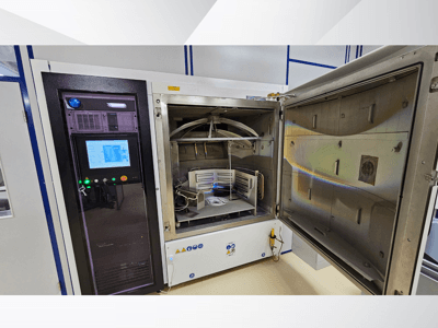 Bedieningspaneel van een testkamer van onbekend merk, vooraanzicht; toont touchscreen, indicatoren en een open deur die het interieur onthult.