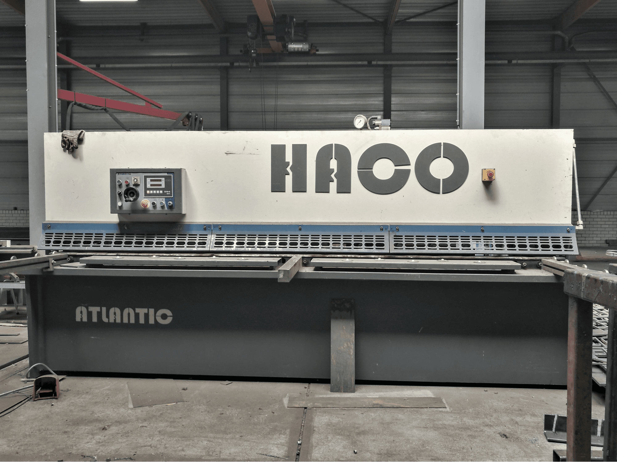 Vooraanzicht van HACO ATS 3206 machine