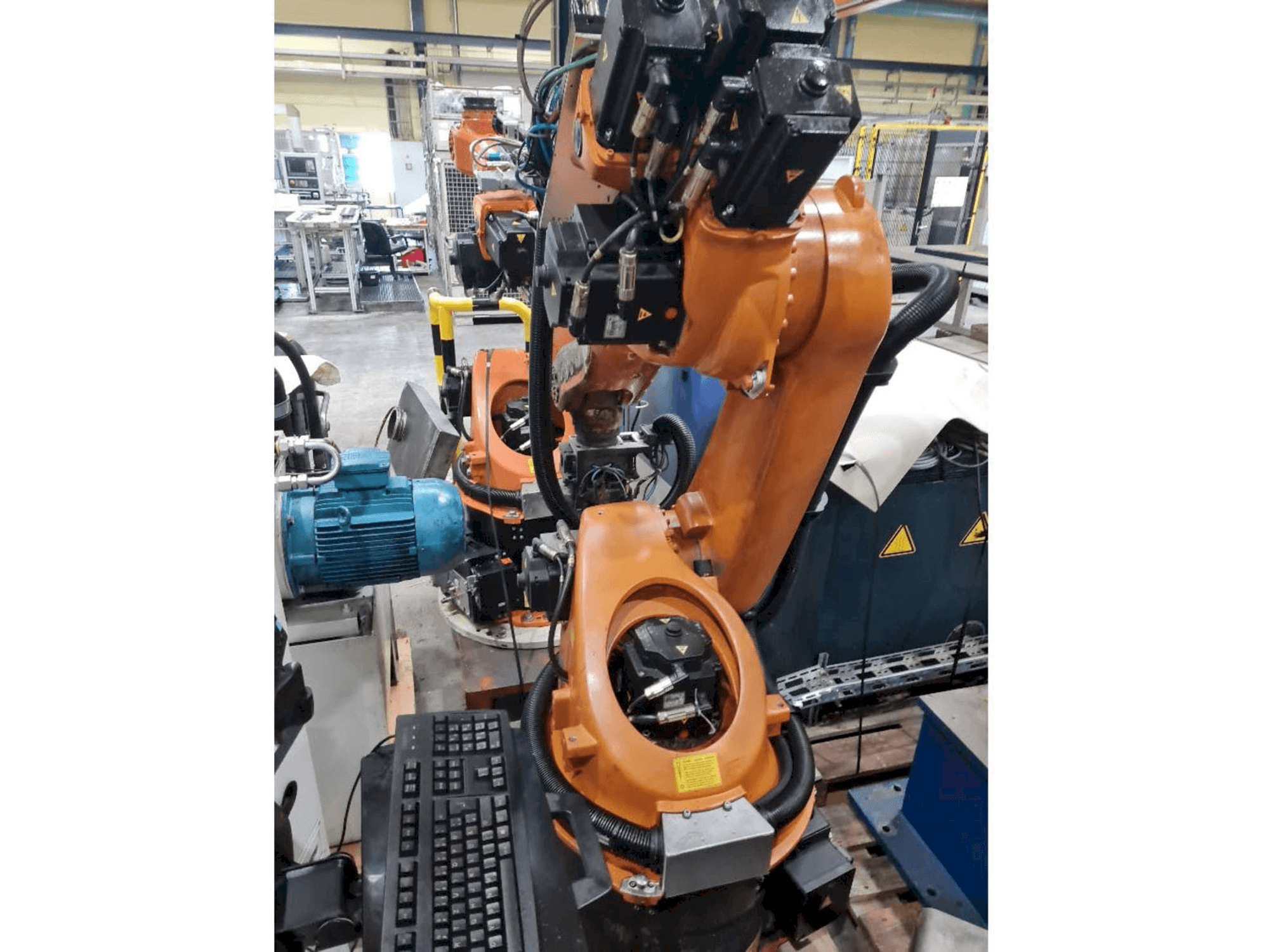 Vooraanzicht van KUKA KR30-3 machine