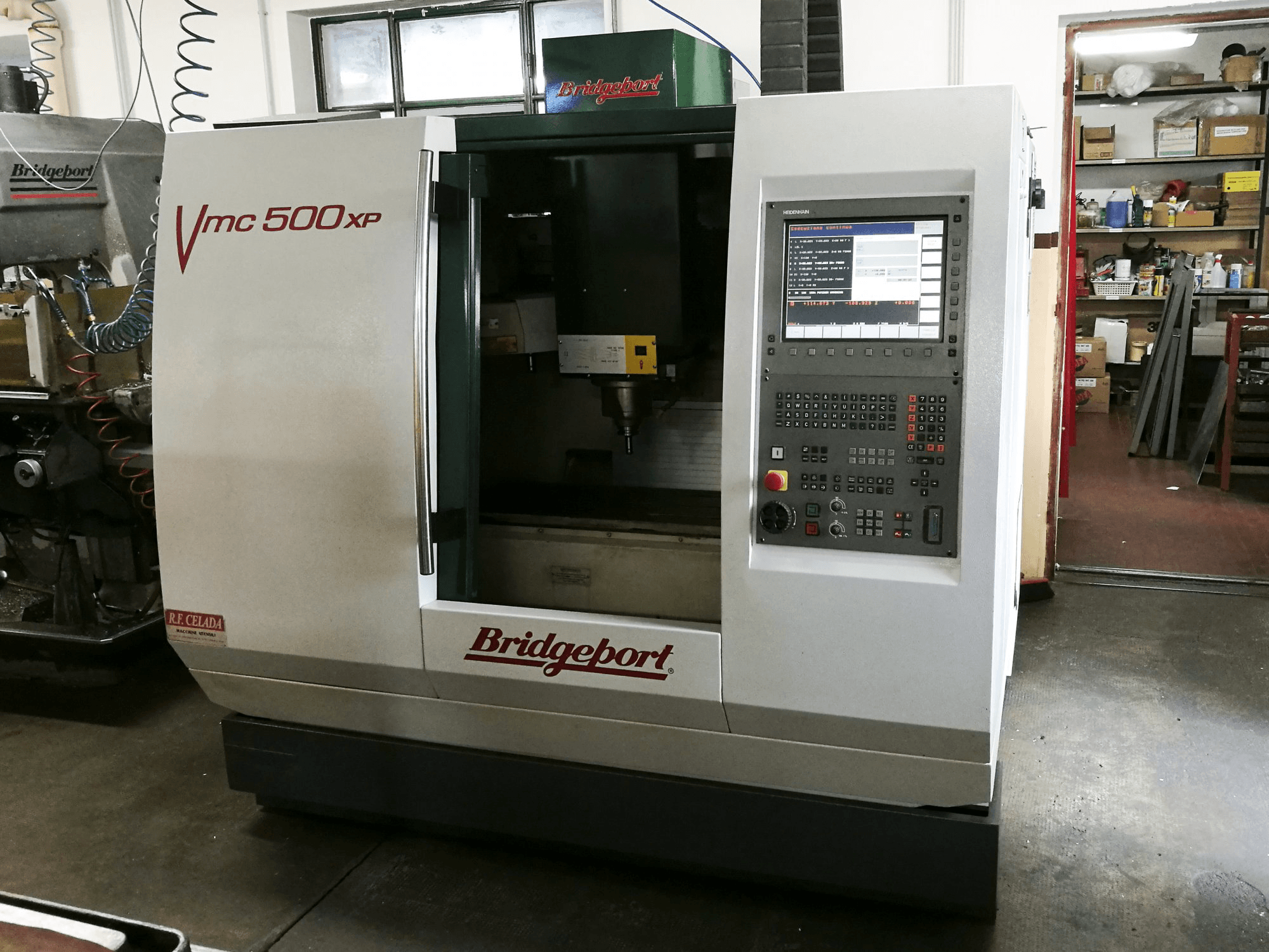 Vooraanzicht van Bridgeport VMC 500 XP machine