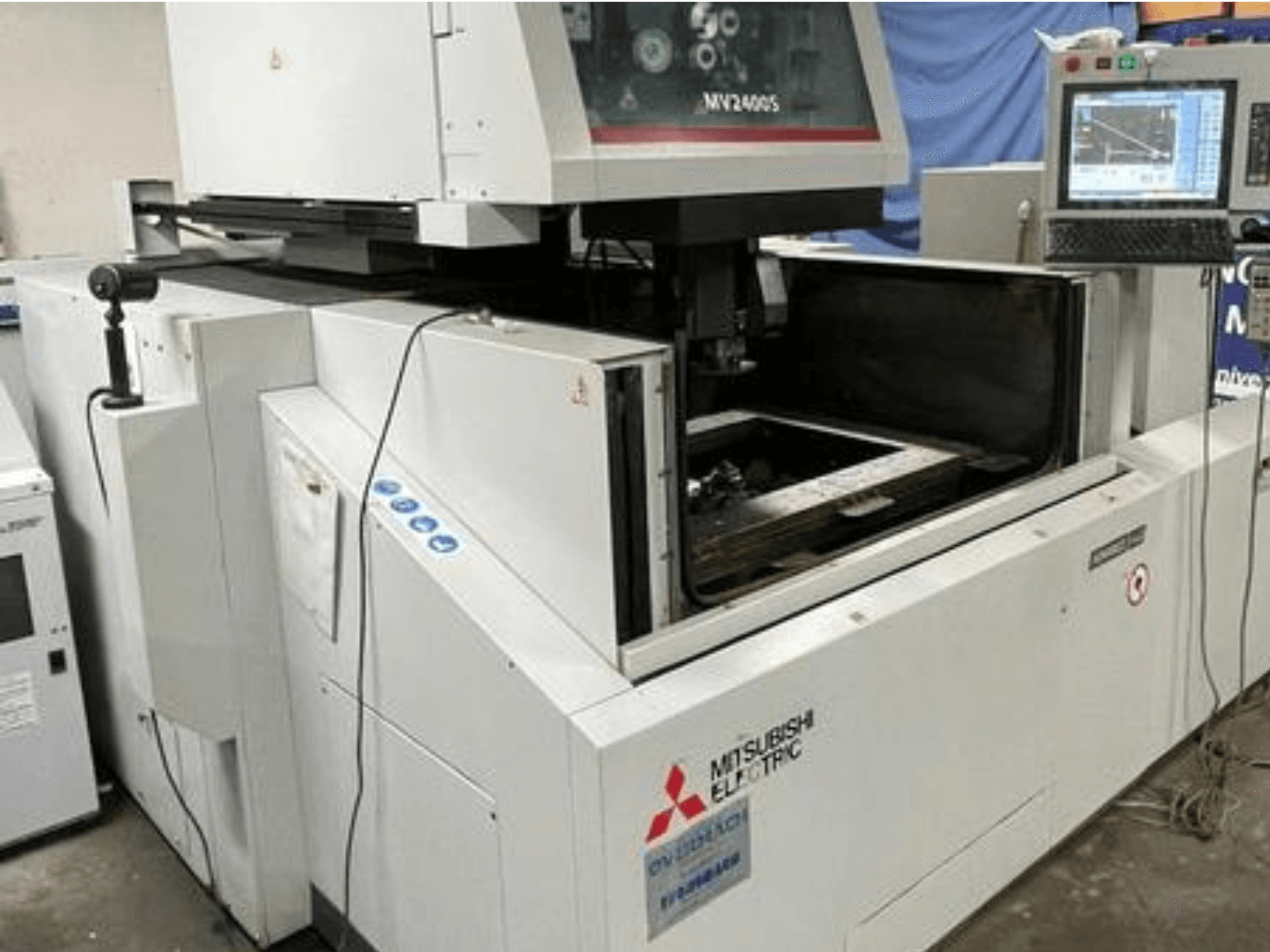 Mitsubishi Electric MV2400S draadvonkmachine, vooraanzicht, met bedieningspaneel en open werkgebied.