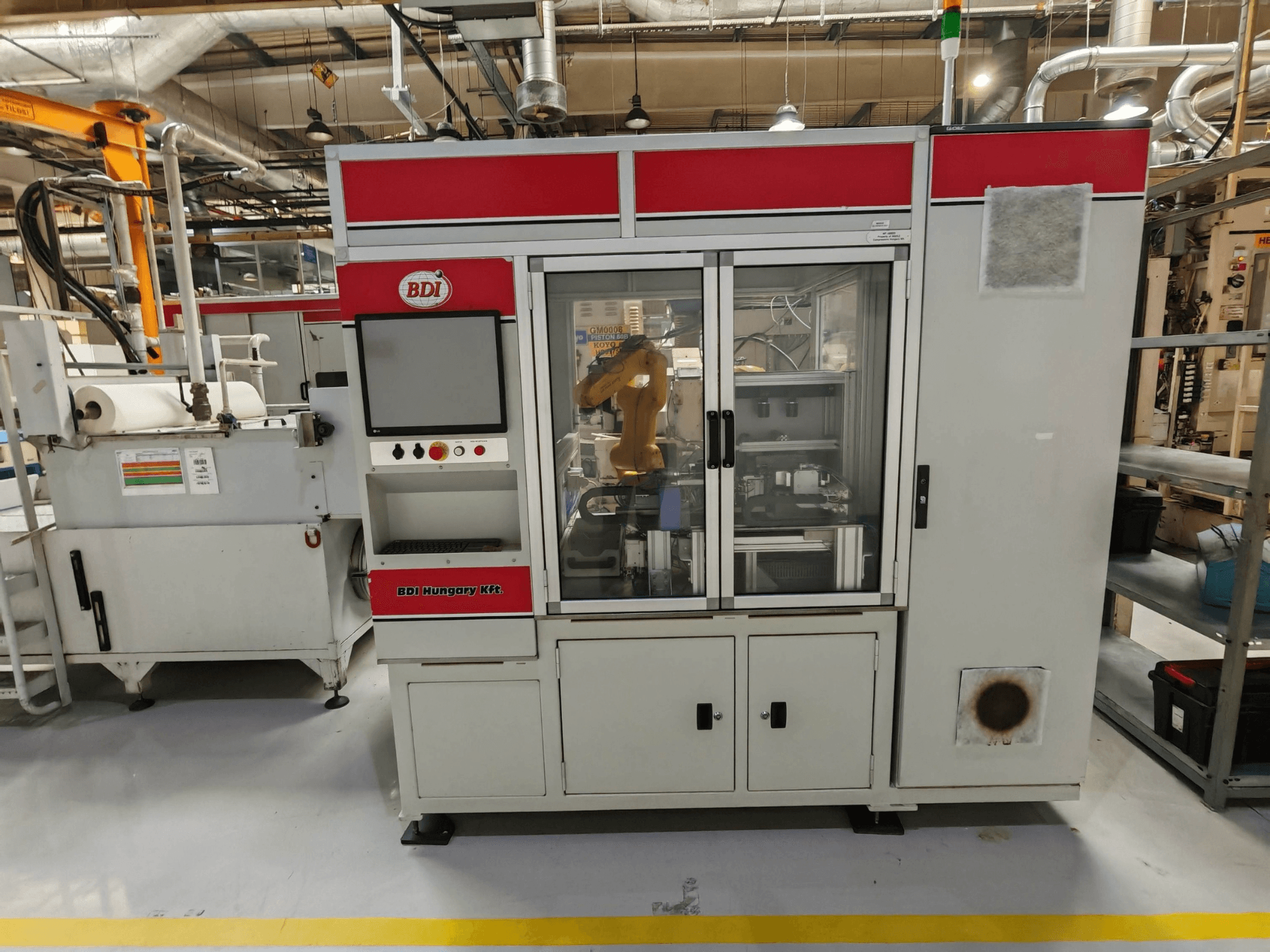 KOYO 4515C centerloze slijpmachine, vooraanzicht met zichtbaar bedieningspaneel en robotarm, in een fabrieksomgeving.