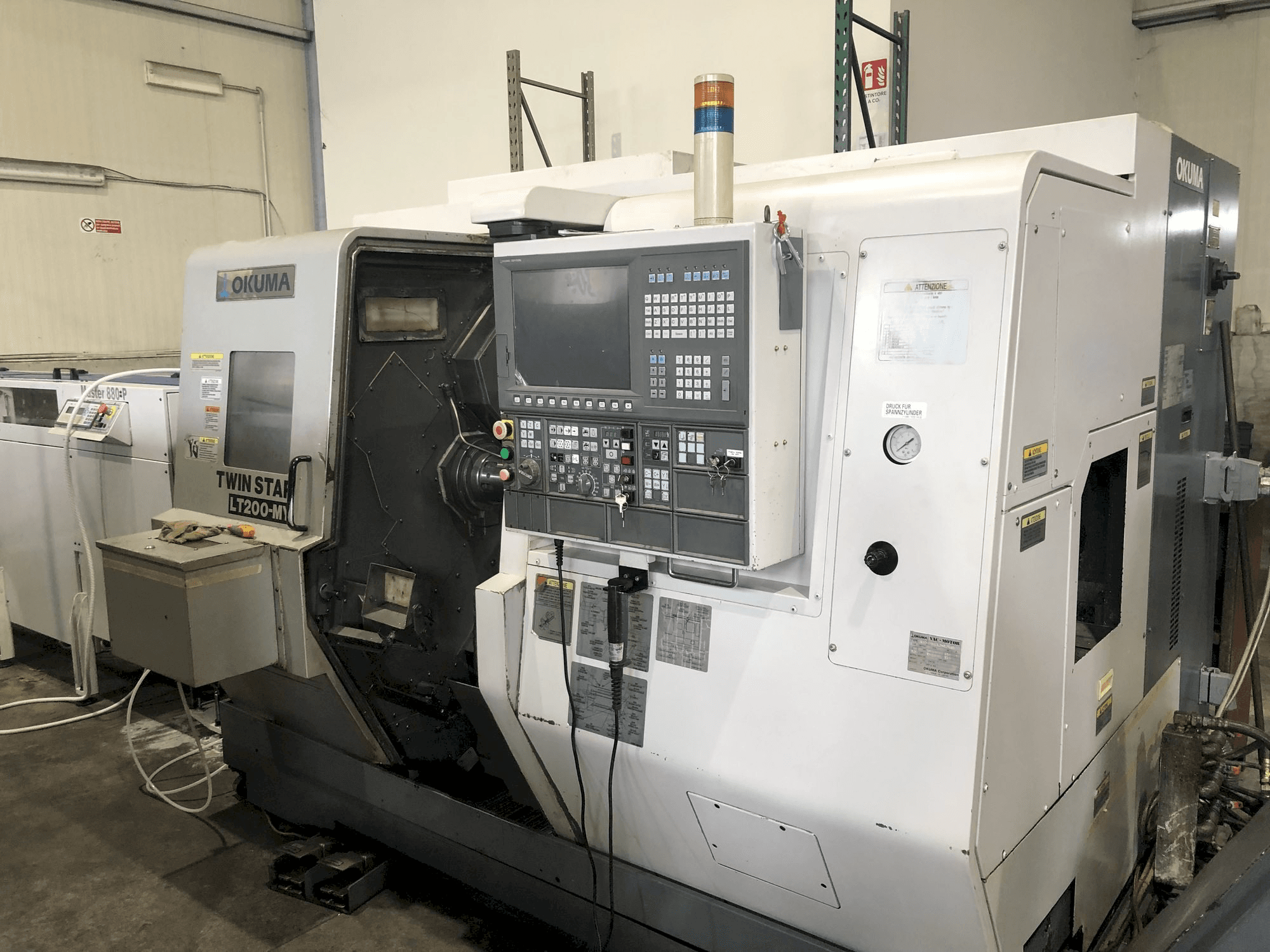 Vooraanzicht van Okuma LT200-MY machine