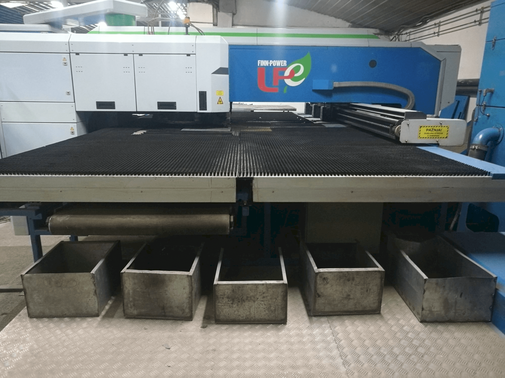 Vooraanzicht van Finn-Power LPE5 SWUH machine