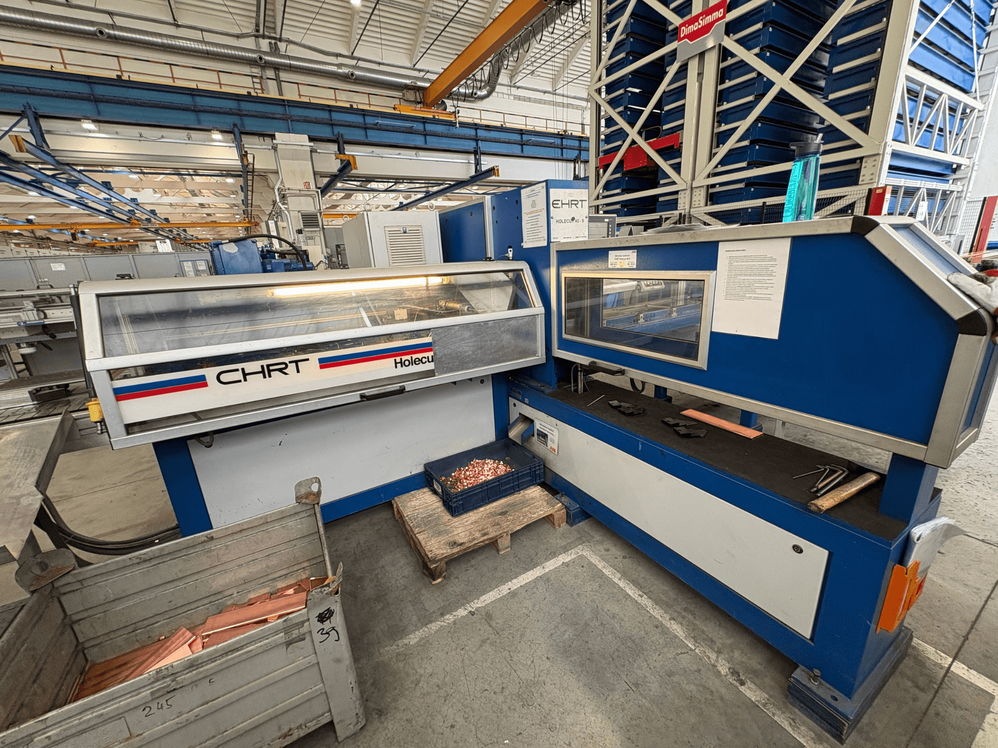 CNC ponsmachine EHRT Holecut 40-9, vooraanzicht, met bedieningspaneel, metalen bak en koperplaten in de buurt.