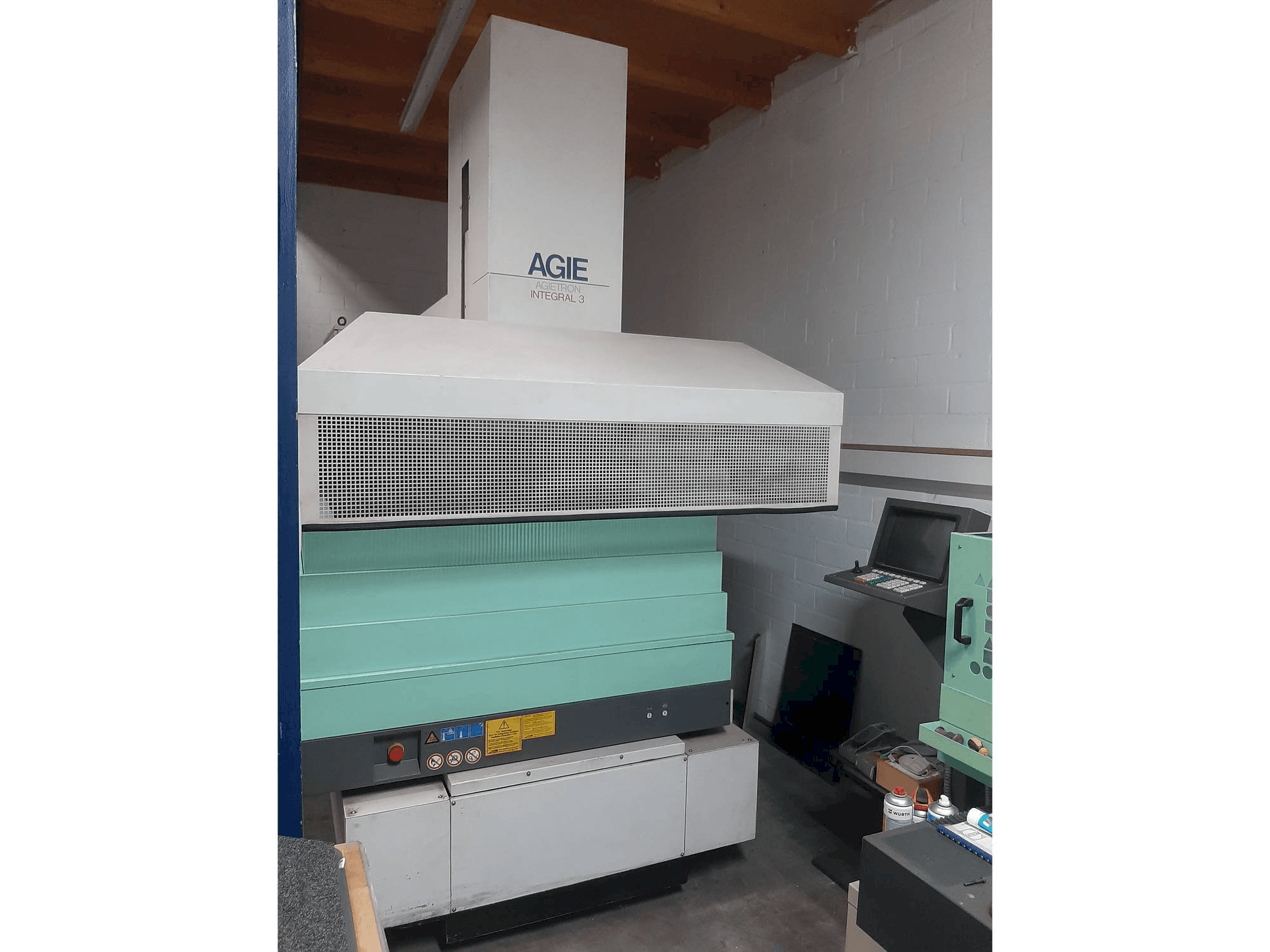 Vooraanzicht van AGIE Agietron Integral 3 machine