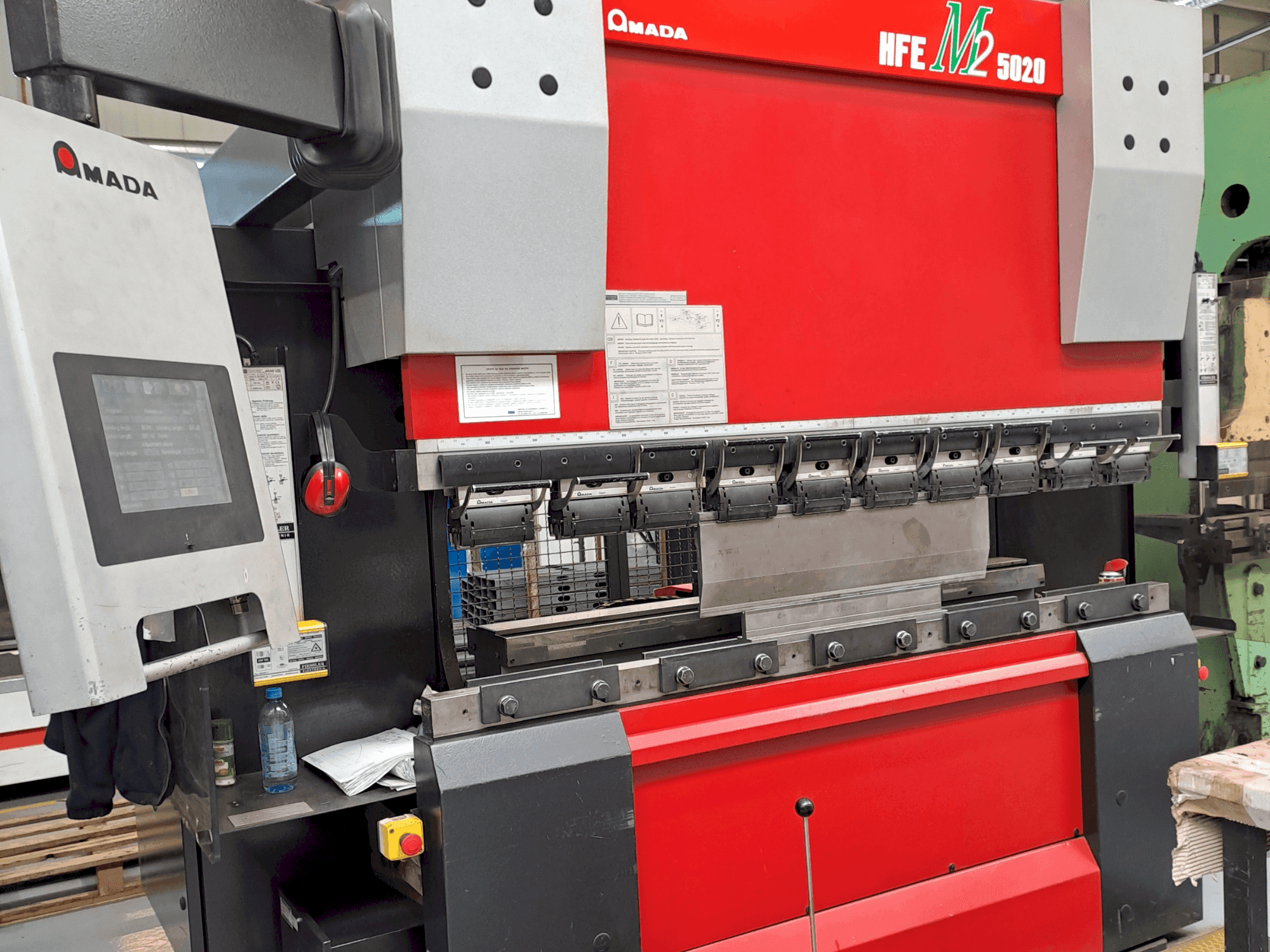 Vooraanzicht van AMADA HFE M2 5020 machine