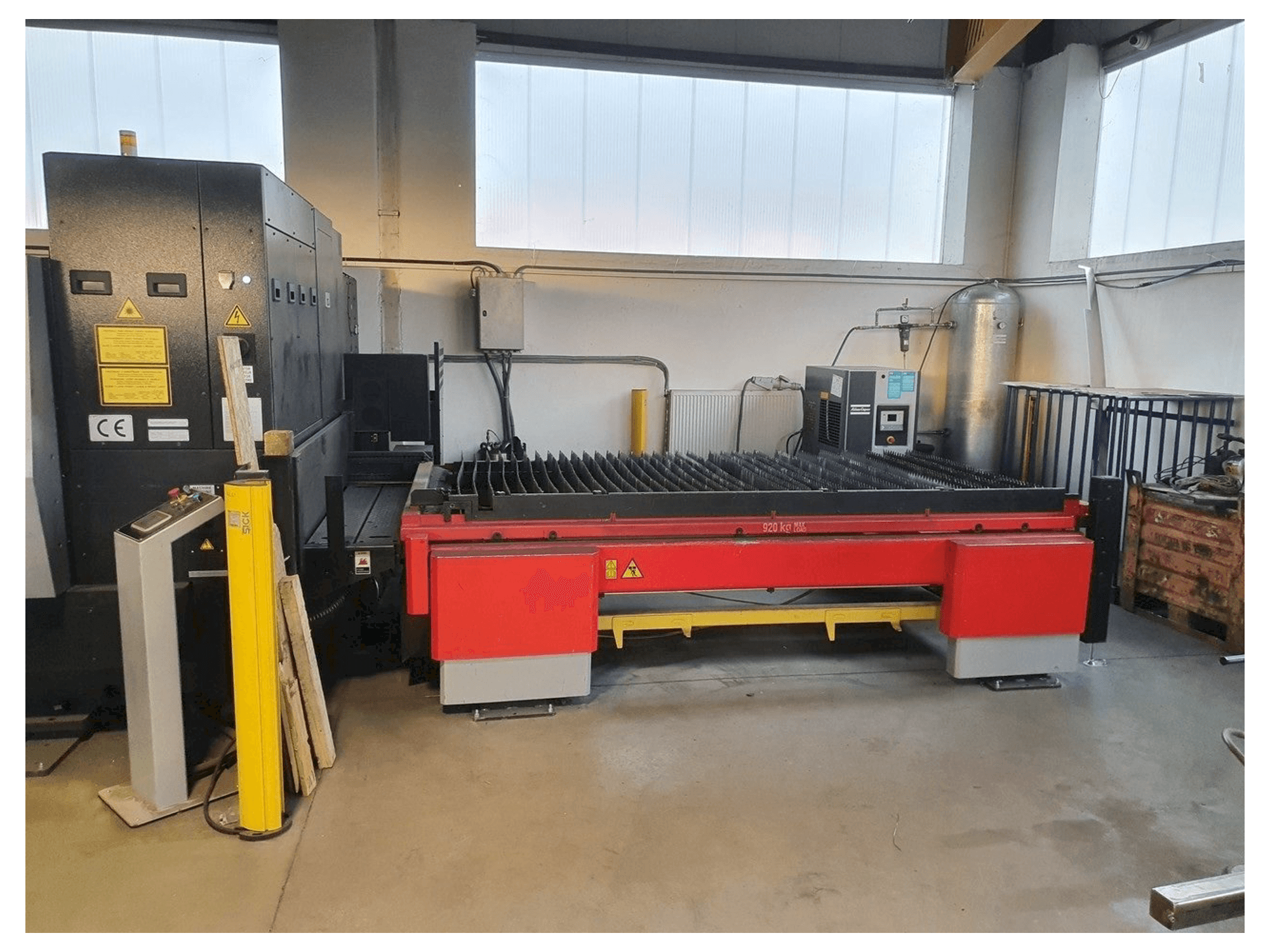 Vooraanzicht van AMADA 3015 AJ machine