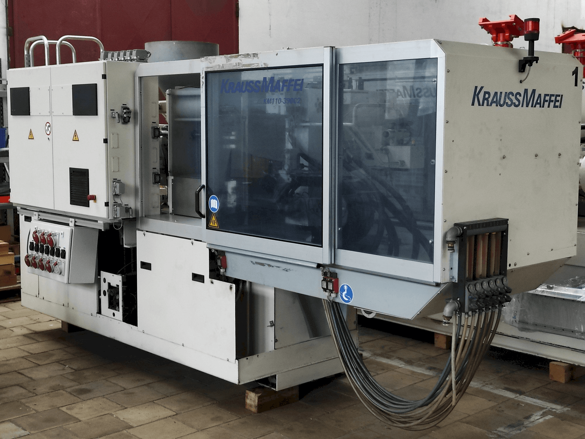 Vooraanzicht van Krauss Maffei 110 - 390 C2 machine