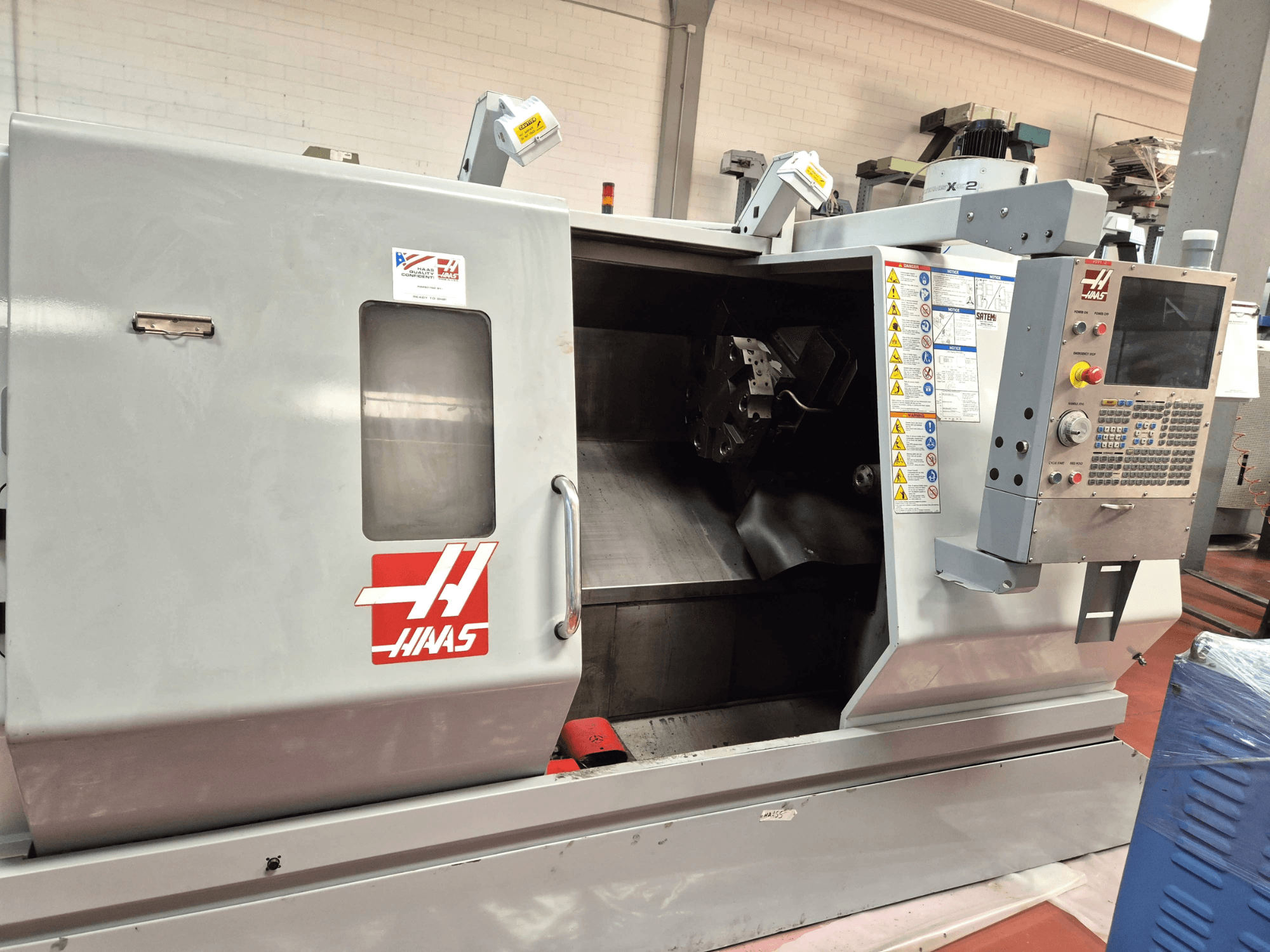Haas SL 30TBHE horizontale draaimachine, vooraanzicht met bedieningselementen en open compartiment voor bewerkingen.