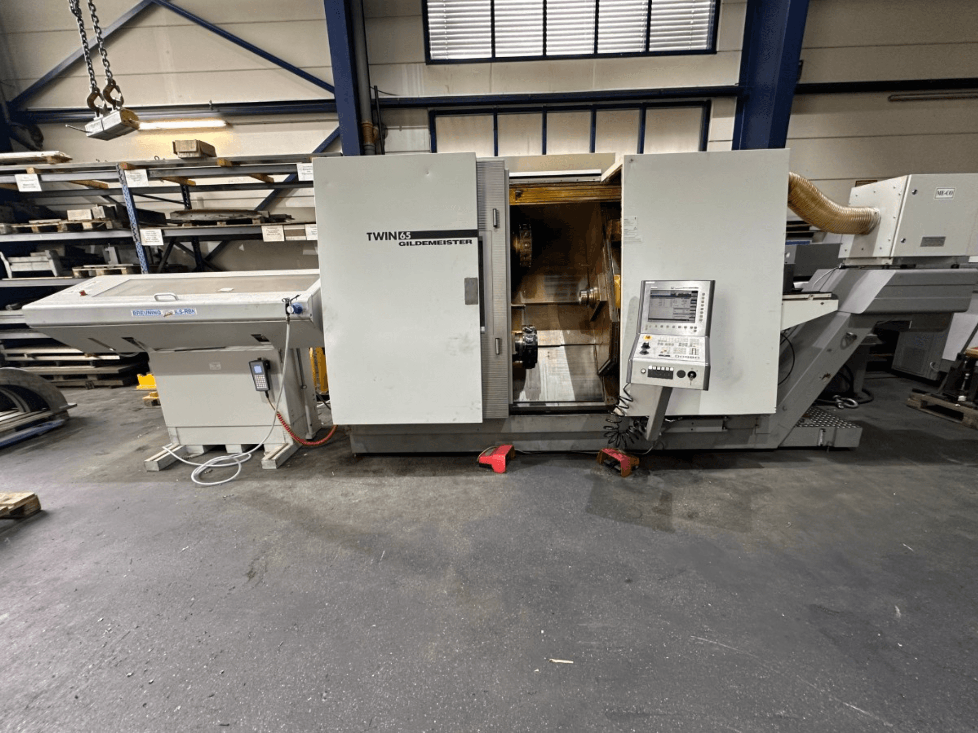 Gildemeister TWIN 65 horizontale draaimachine, vooraanzicht; voorzien van bedieningspaneel en zichtbaar interieur voor het bewerken van onderdelen.