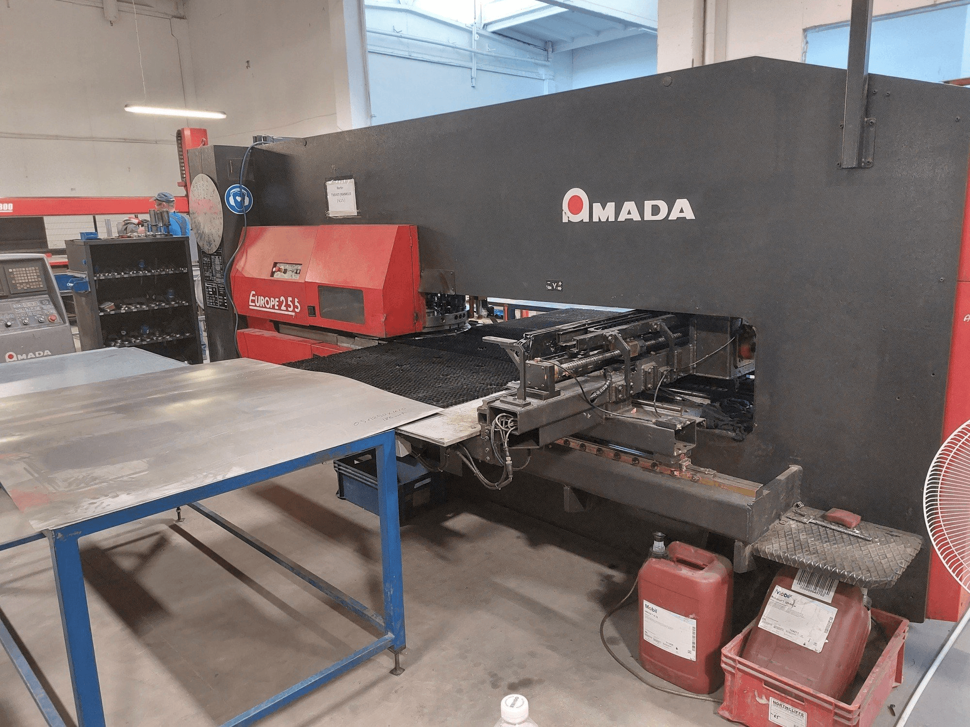 Vooraanzicht van AMADA Europe 255 machine